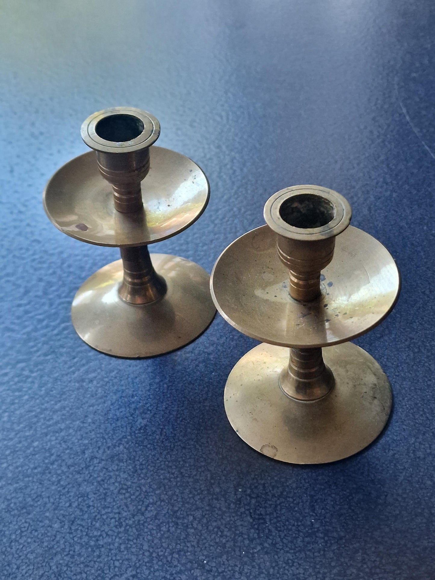 stel antieke kandelaars. Schotelkandelaars, a pair of copper brass authentic antique candlesticks candle holder