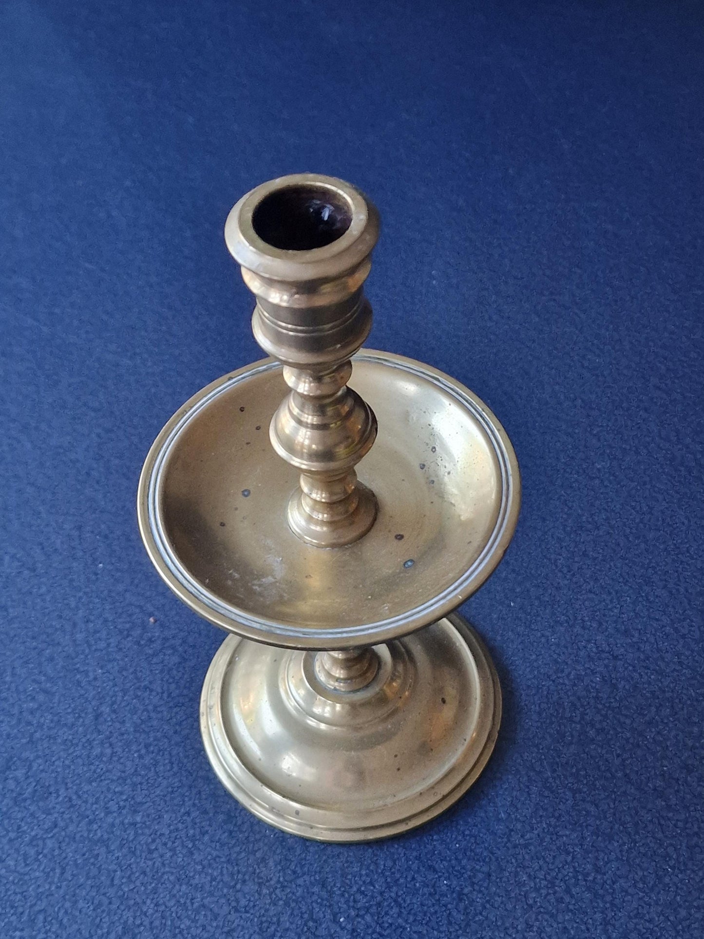 antieke kandelaar. Schotelkandelaar, copper brass authentic antique candlestick candle holder
