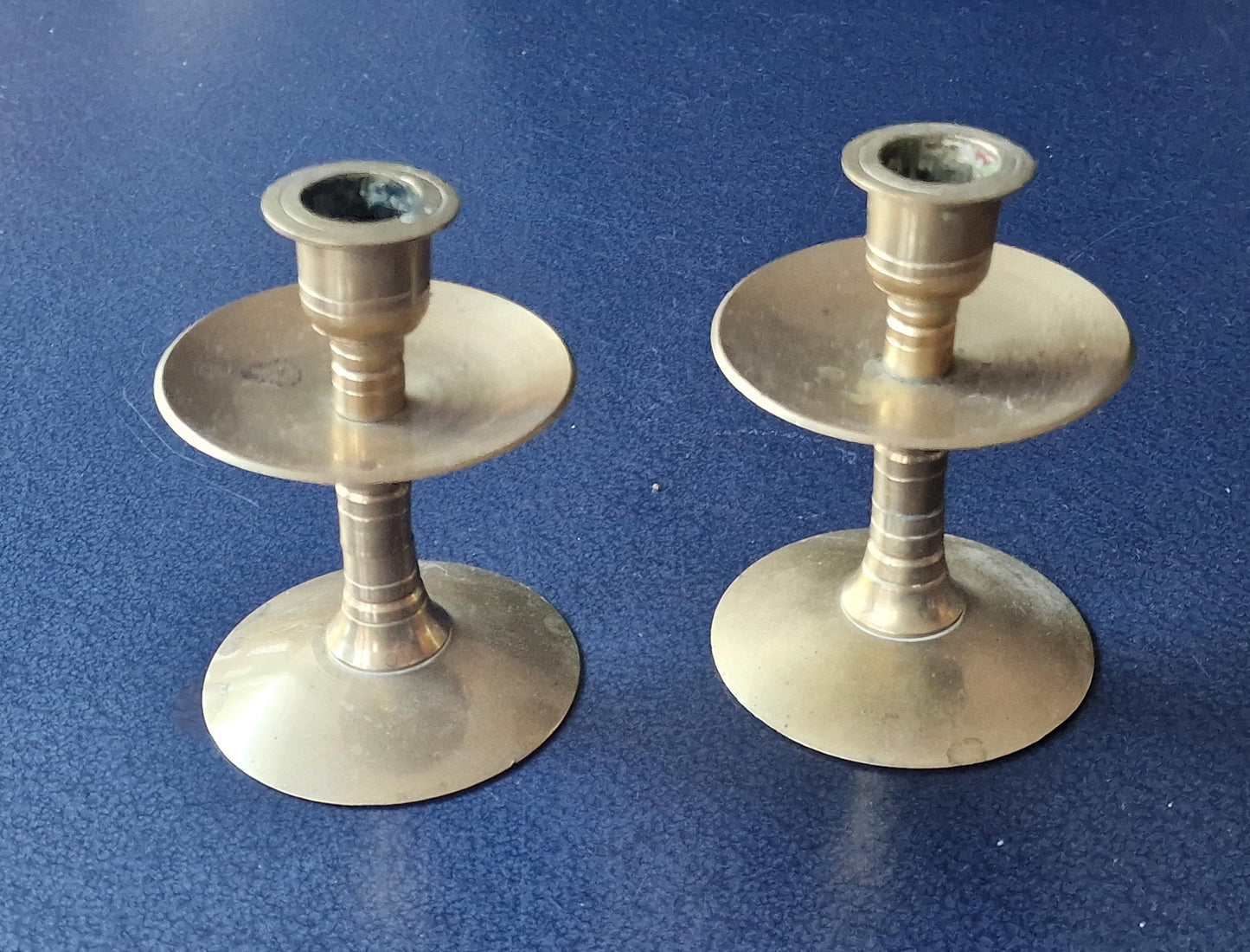 stel antieke kandelaars. Schotelkandelaars, a pair of copper brass authentic antique candlesticks candle holder