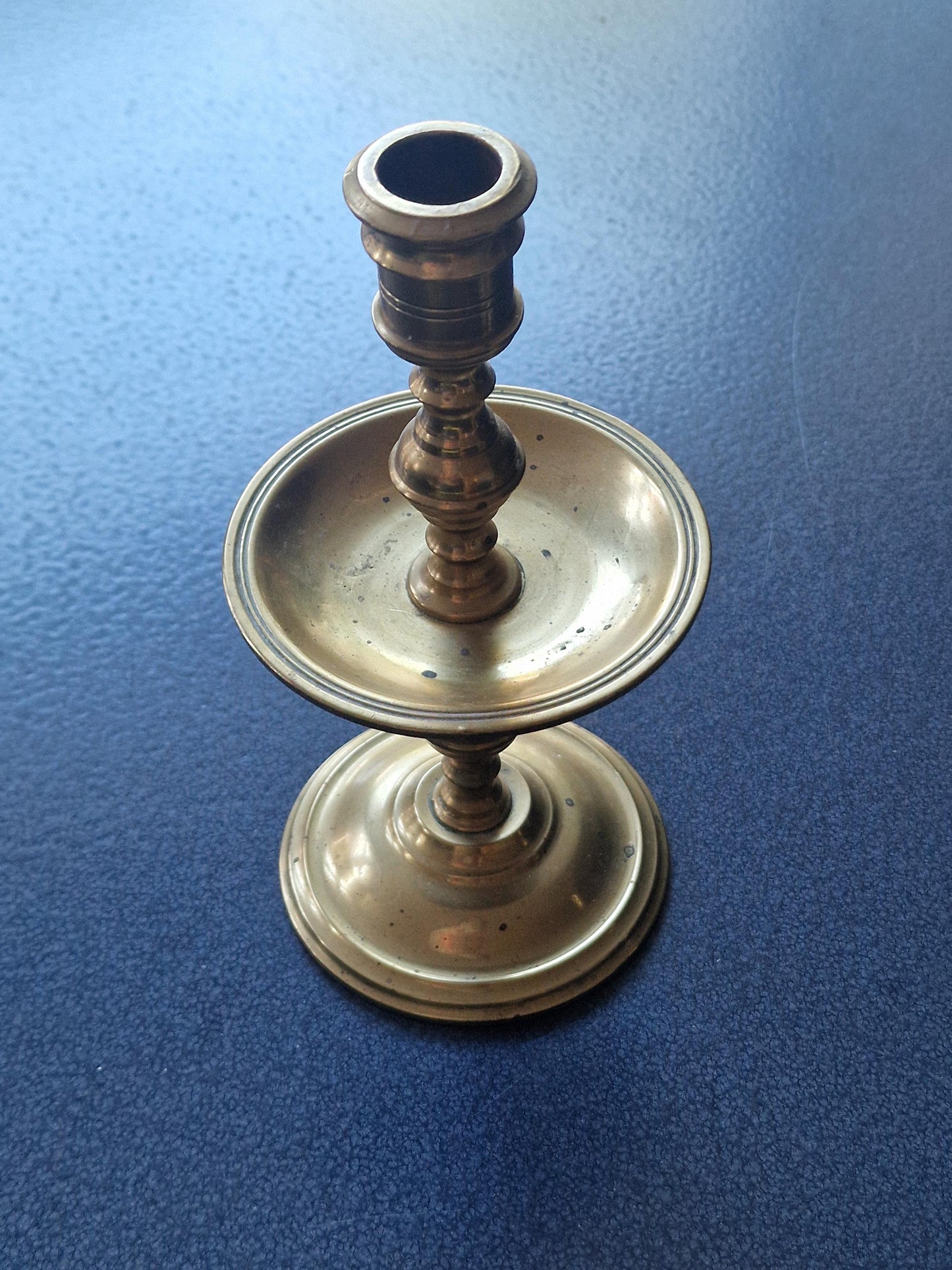antieke kandelaar. Schotelkandelaar, copper brass authentic antique candlestick candle holder