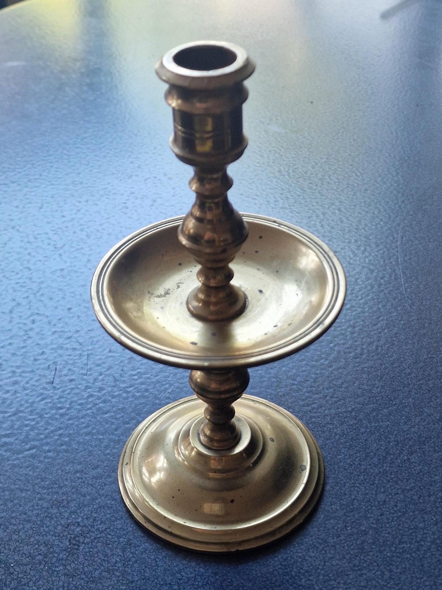 antieke kandelaar. Schotelkandelaar, copper brass authentic antique candlestick candle holder