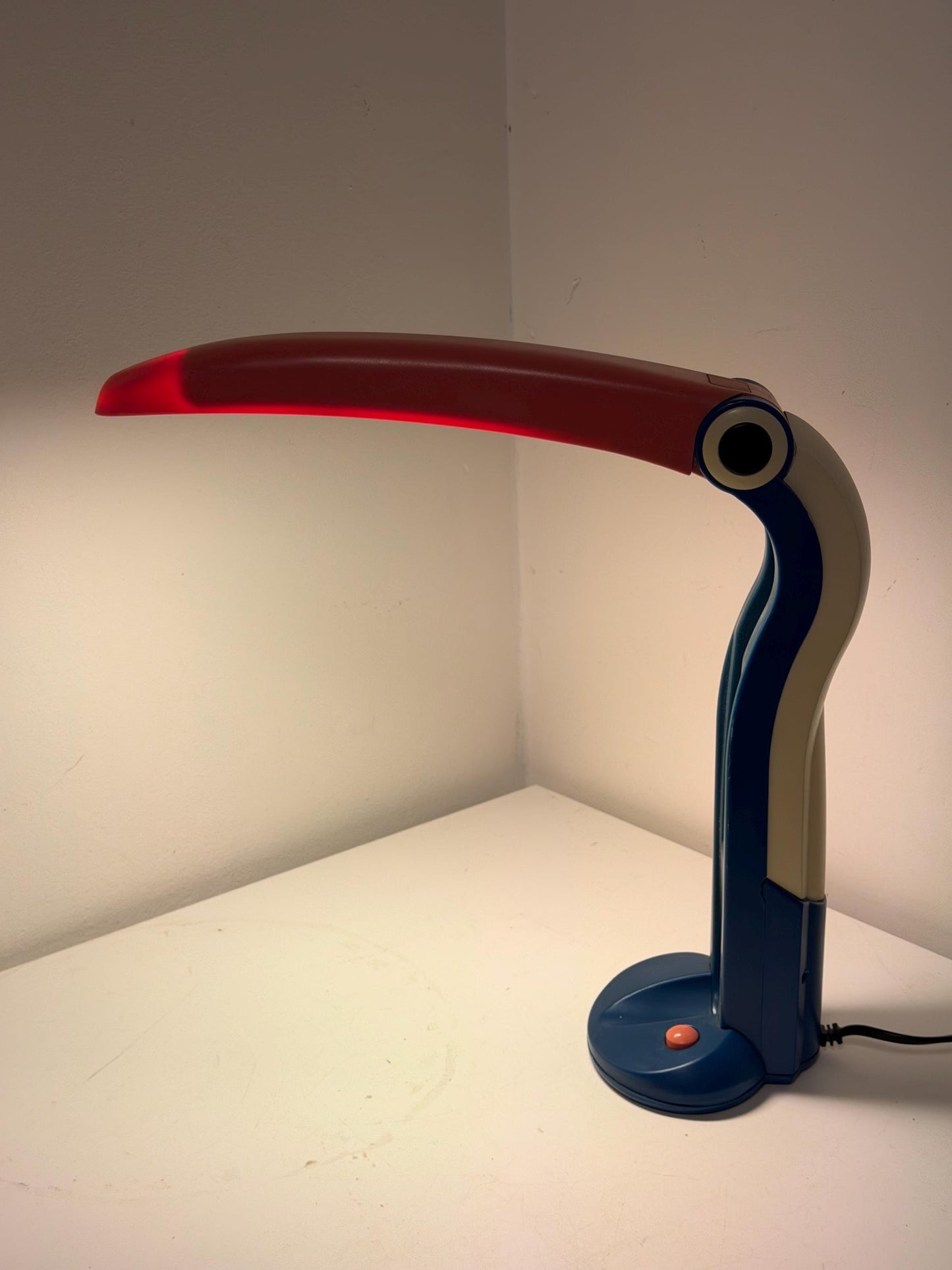 H.T. Huang Toucan Desk Lamp for Perenz, Italy, 1990s Memphis tablelamp designer bird desklamp tucan toekan tablelamp