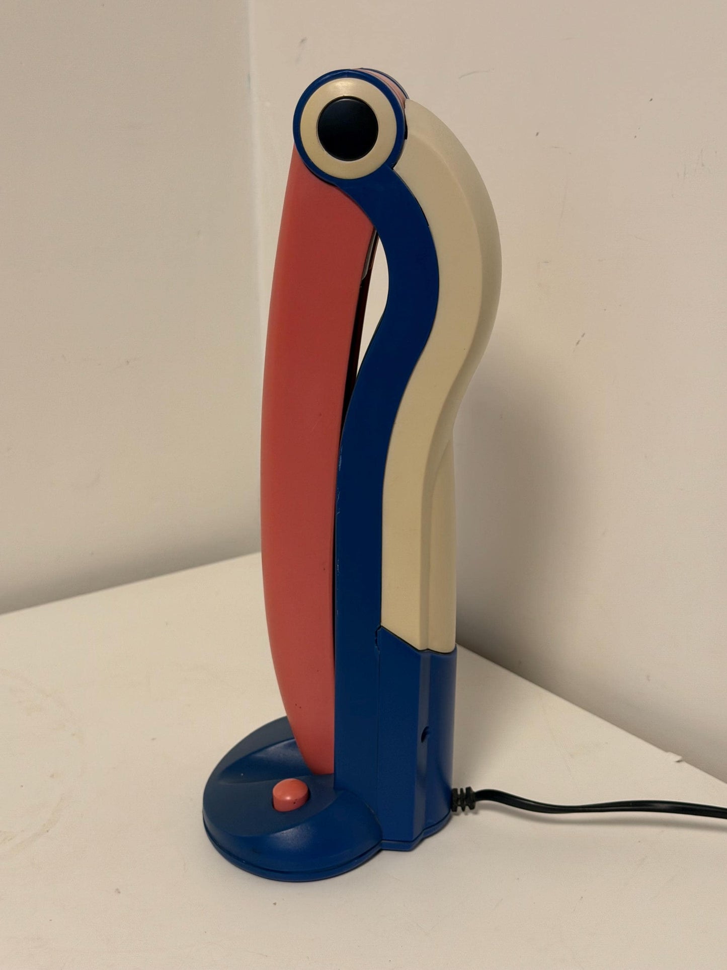 H.T. Huang Toucan Desk Lamp for Perenz, Italy, 1990s Memphis tablelamp designer bird desklamp tucan toekan tablelamp