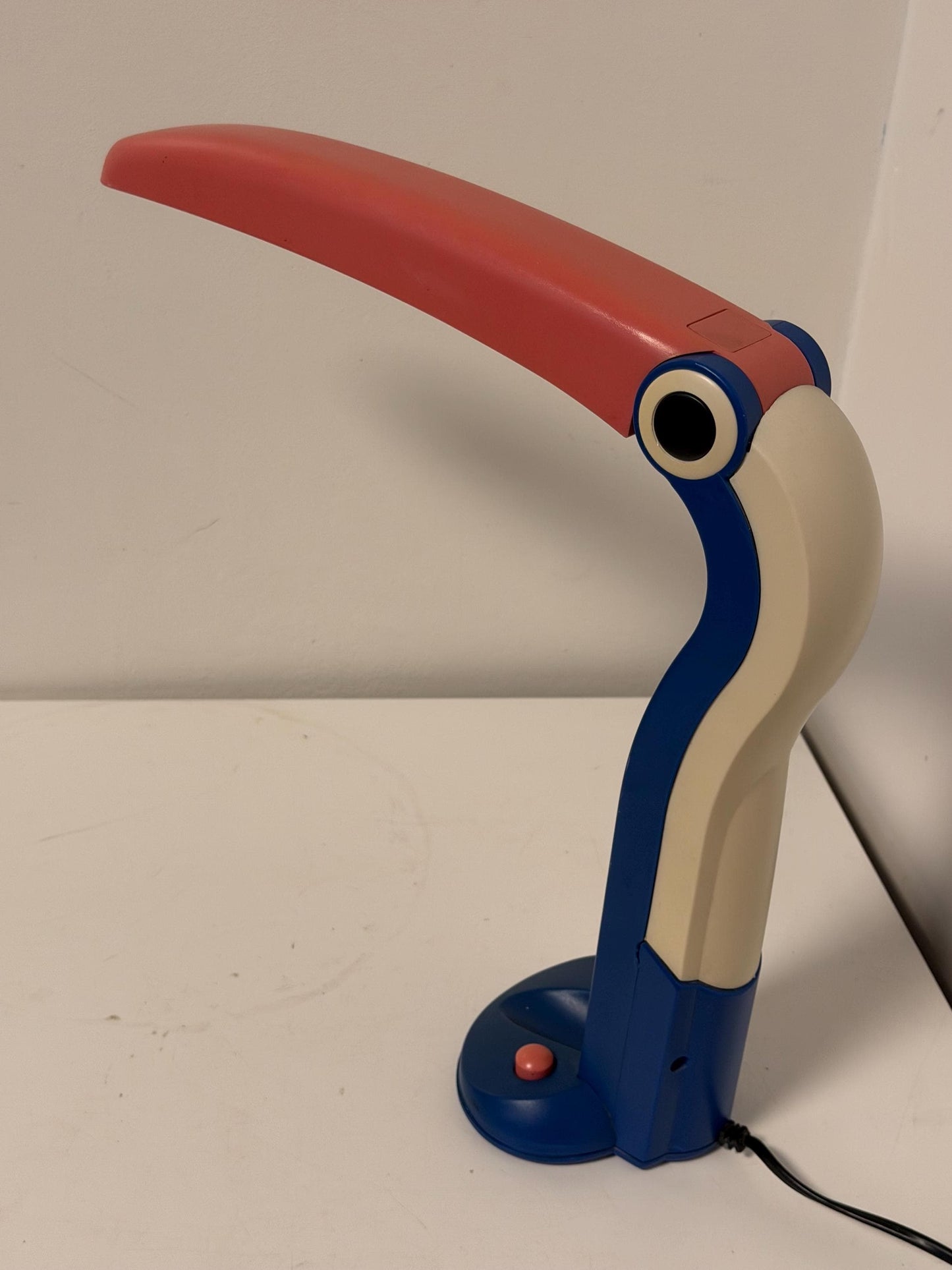 H.T. Huang Toucan Desk Lamp for Perenz, Italy, 1990s Memphis tablelamp designer bird desklamp tucan toekan tablelamp