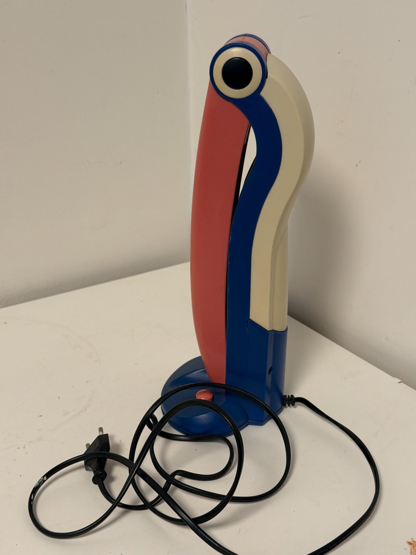 H.T. Huang Toucan Desk Lamp for Perenz, Italy, 1990s Memphis tablelamp designer bird desklamp tucan toekan tablelamp