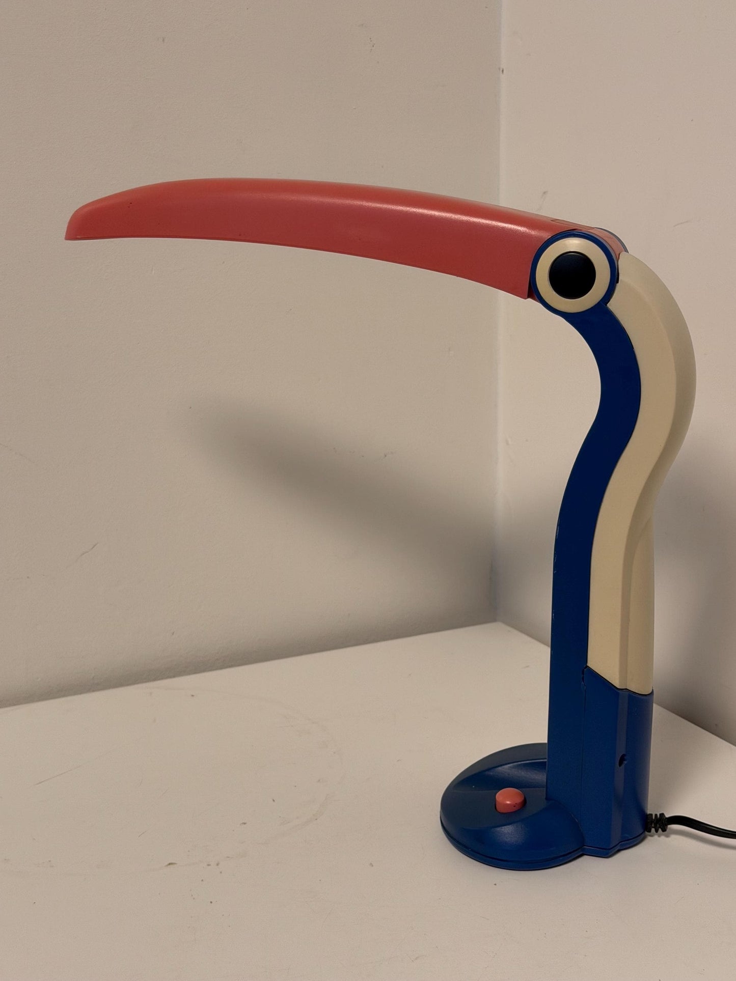 H.T. Huang Toucan Desk Lamp for Perenz, Italy, 1990s Memphis tablelamp designer bird desklamp tucan toekan tablelamp
