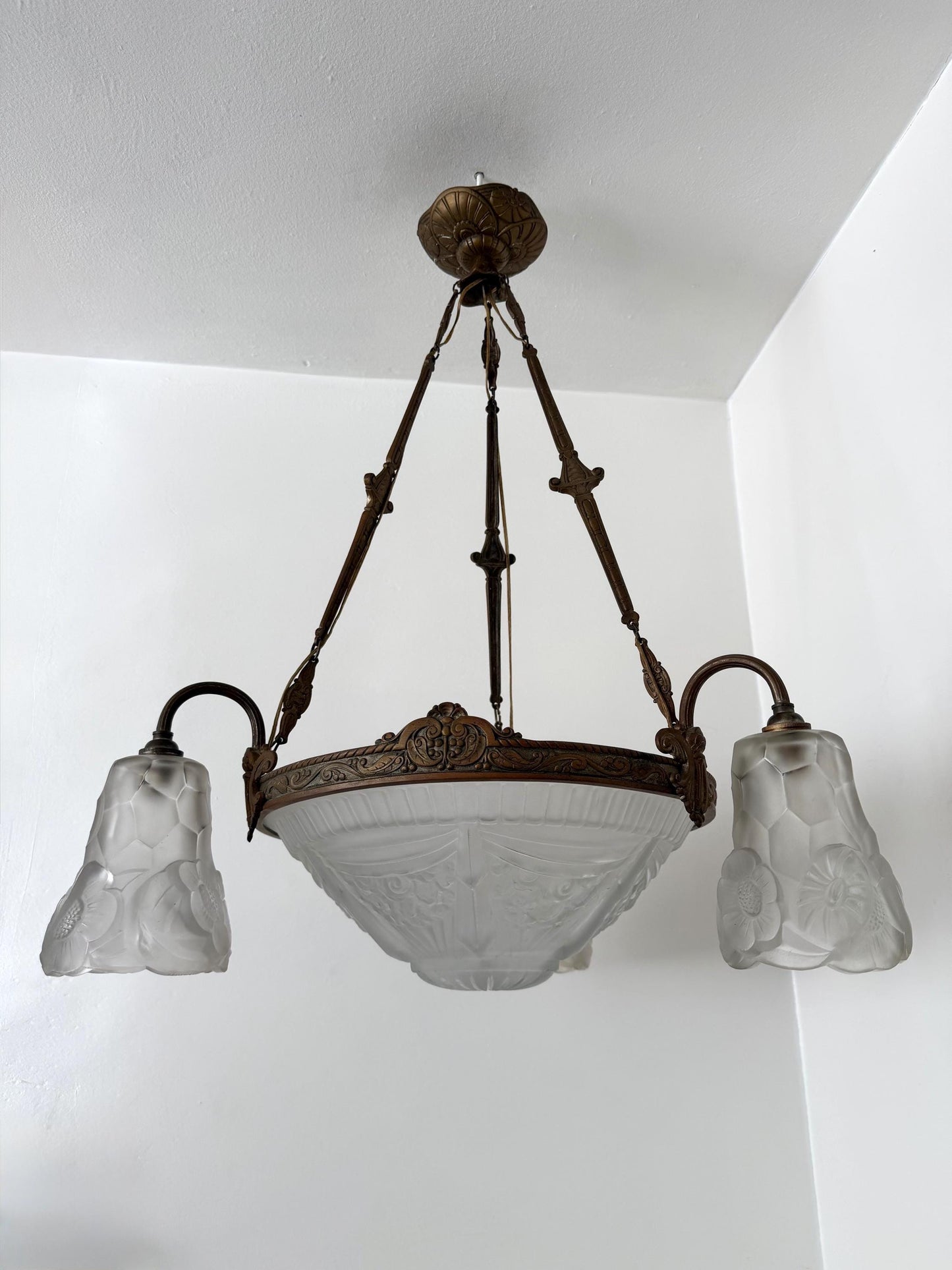 French Transition Art Nouveau–Art Deco Chandelier by Degué (David Guéron), France, circa 1925–1930, signed, rare brass lustre