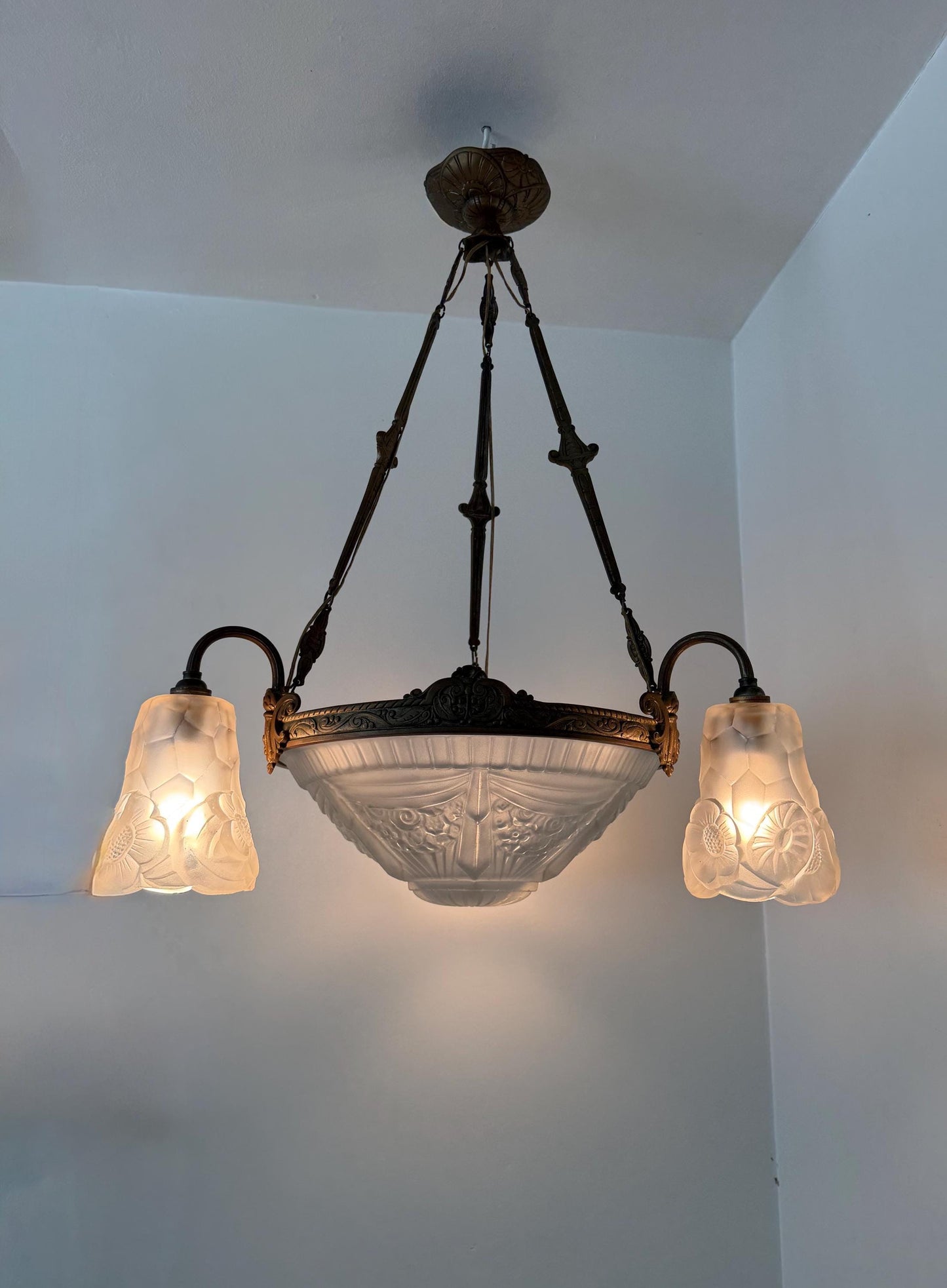 French Transition Art Nouveau–Art Deco Chandelier by Degué (David Guéron), France, circa 1925–1930, signed, rare brass lustre