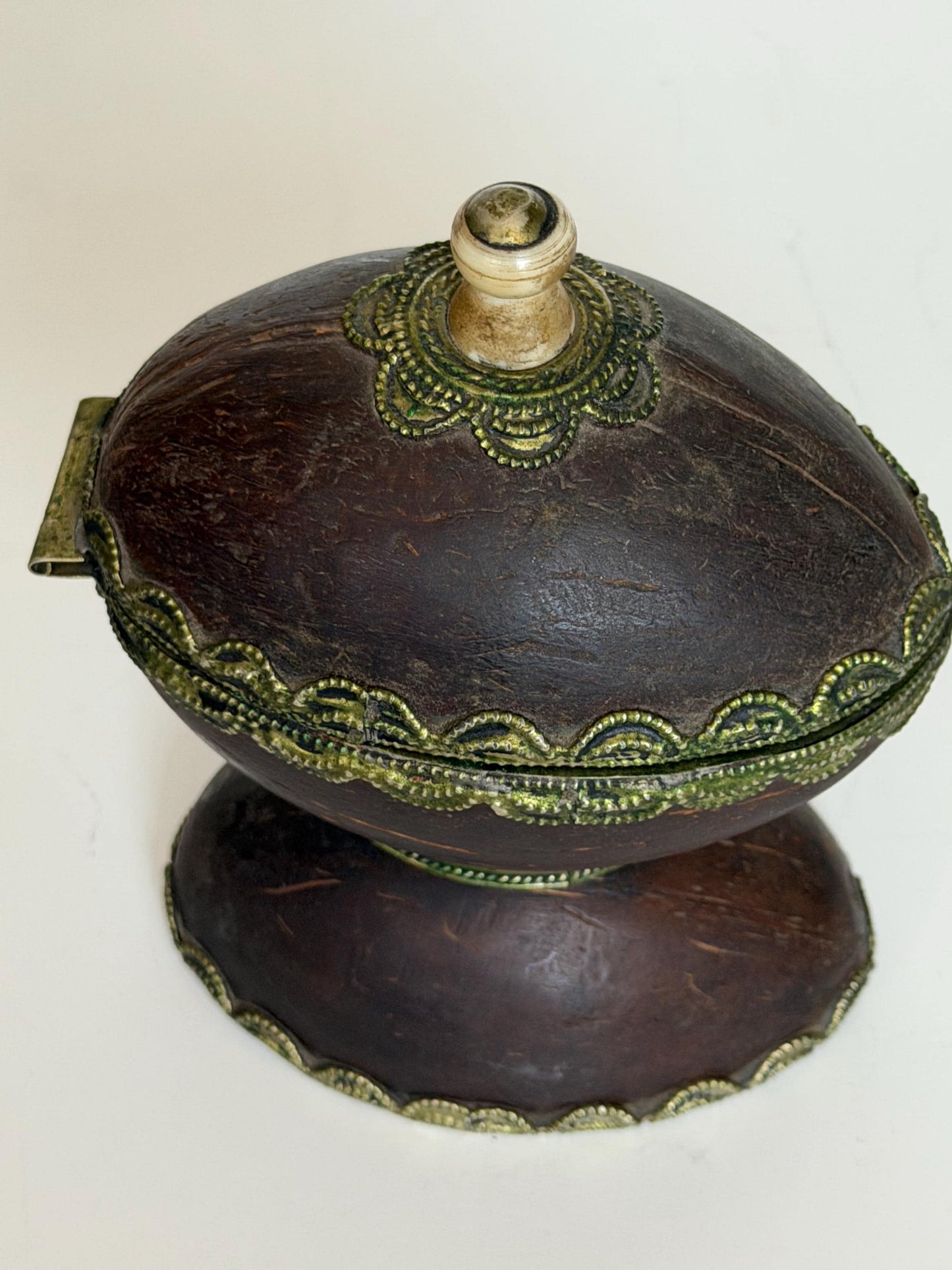 Kokosnootbeker, 19th Century Colonial Coconut Shell Casket with Brass Mounts | c. 1850–1885