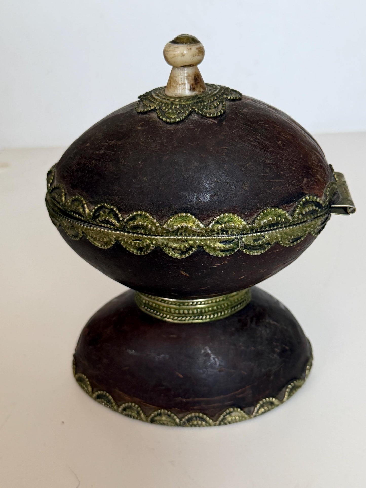 Kokosnootbeker, 19th Century Colonial Coconut Shell Casket with Brass Mounts | c. 1850–1885