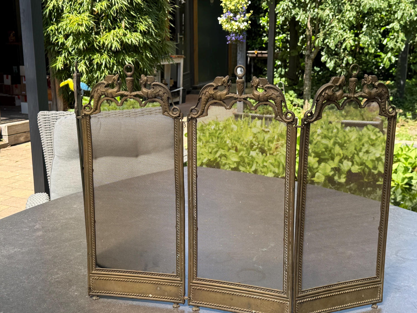 Firescreen, antique brass with dragons on lion feet, chique fireplace screen
