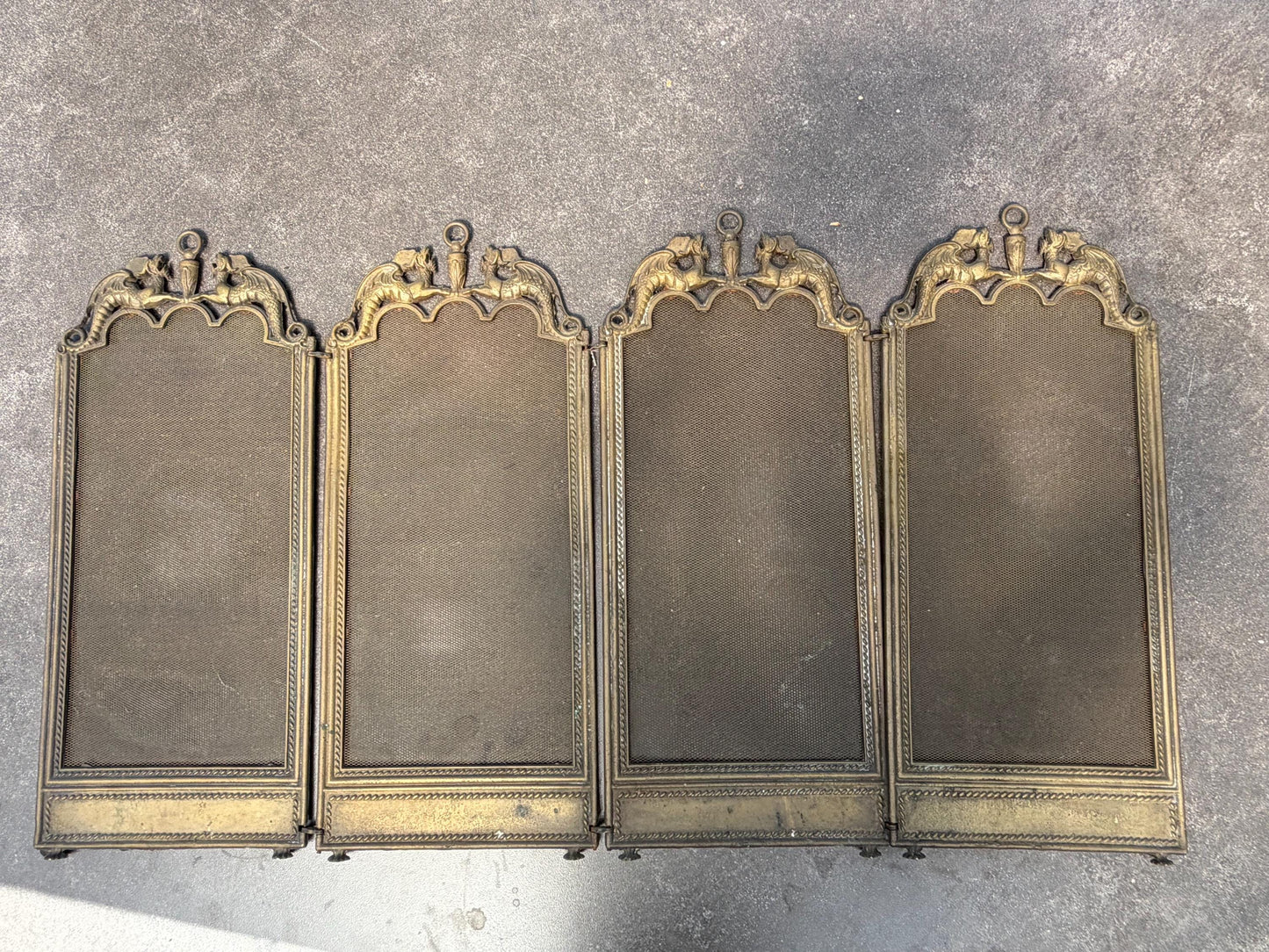 Firescreen, antique brass with dragons on lion feet, chique fireplace screen