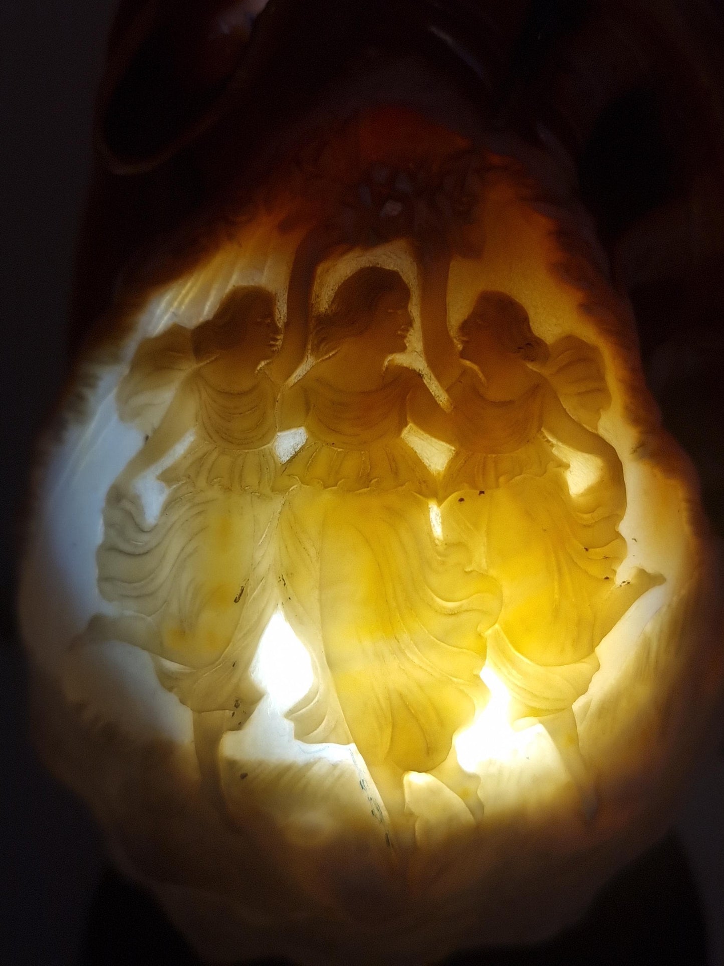 Schelplamp vintage camee lamp gestoken shell lamp de 3 gratien graces