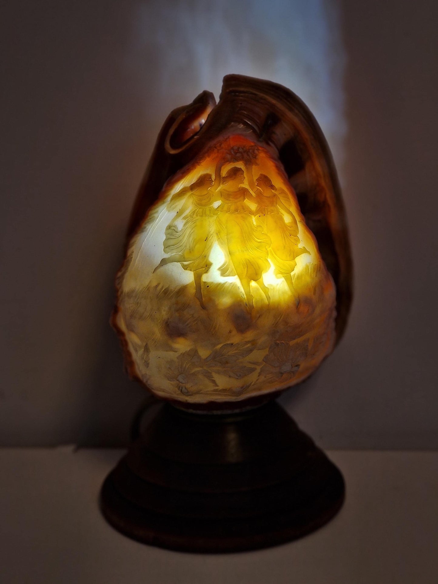Schelplamp vintage camee lamp gestoken shell lamp de 3 gratien graces