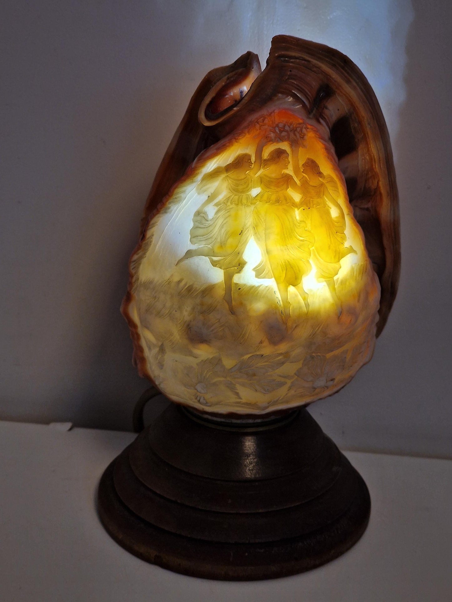 Schelplamp vintage camee lamp gestoken shell lamp de 3 gratien graces