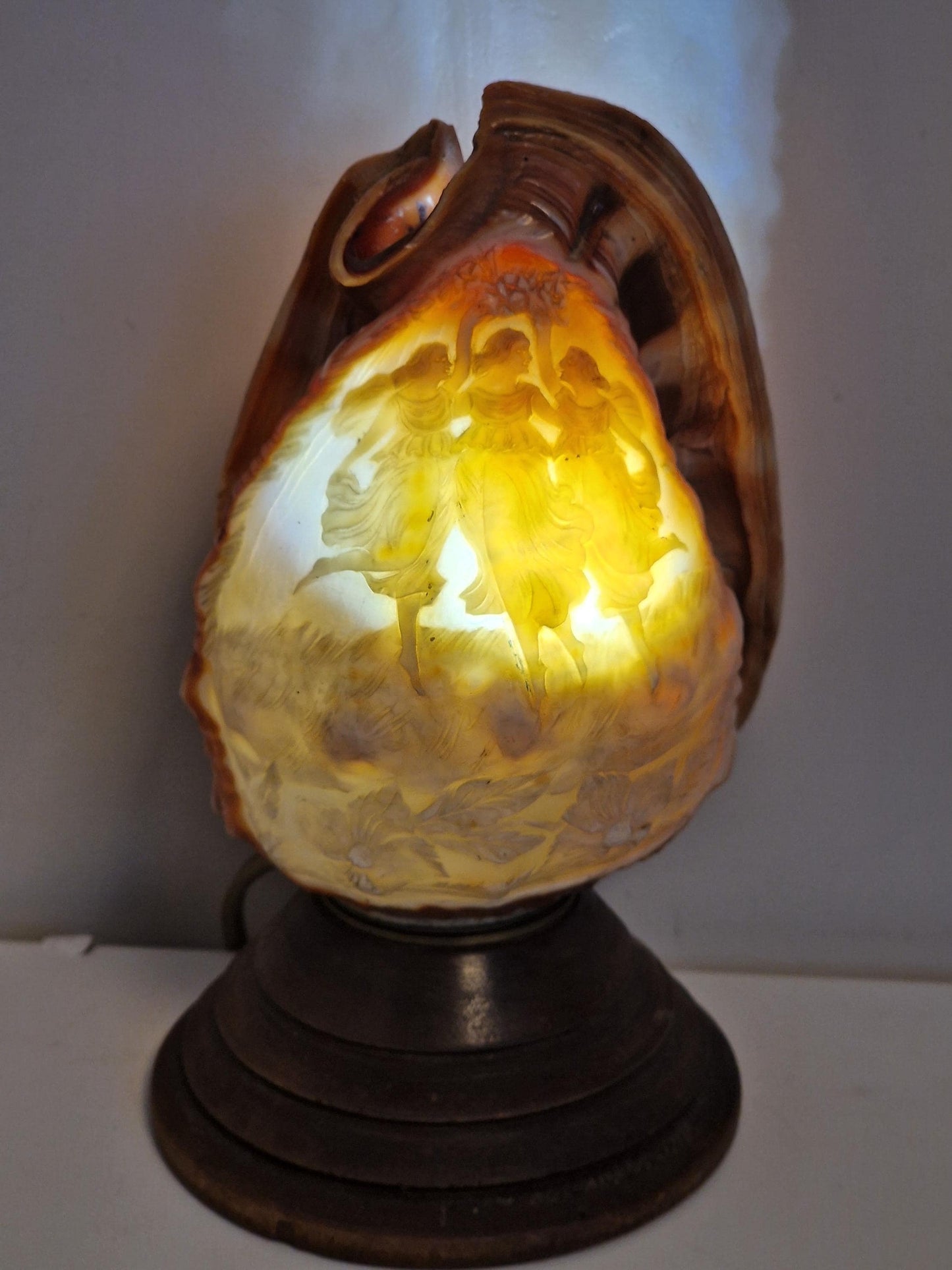 Schelplamp vintage camee lamp gestoken shell lamp de 3 gratien graces