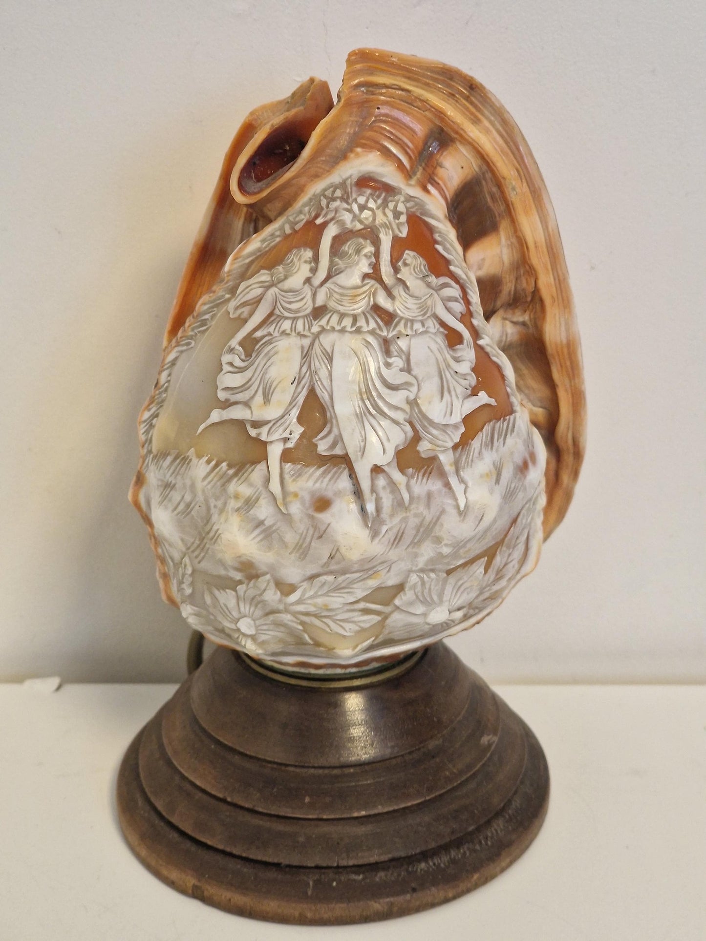 Schelplamp vintage camee lamp gestoken shell lamp de 3 gratien graces
