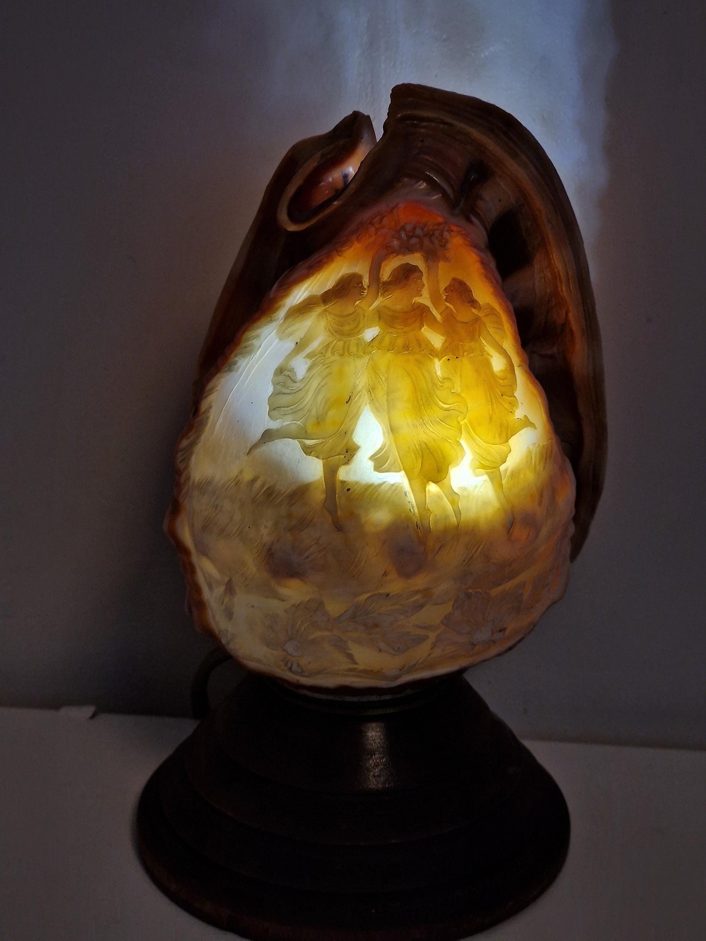 Schelplamp vintage camee lamp gestoken shell lamp de 3 gratien graces