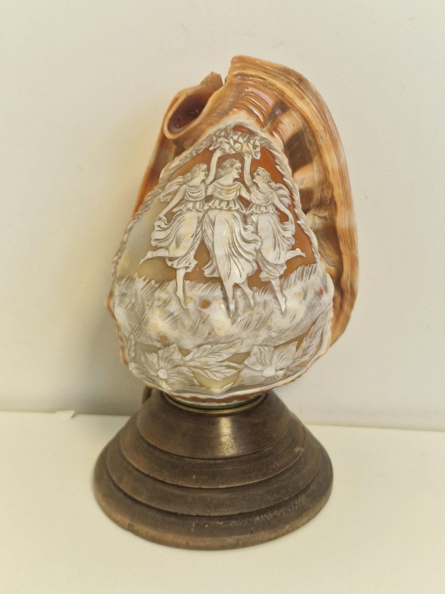 Schelplamp vintage camee lamp gestoken shell lamp de 3 gratien graces