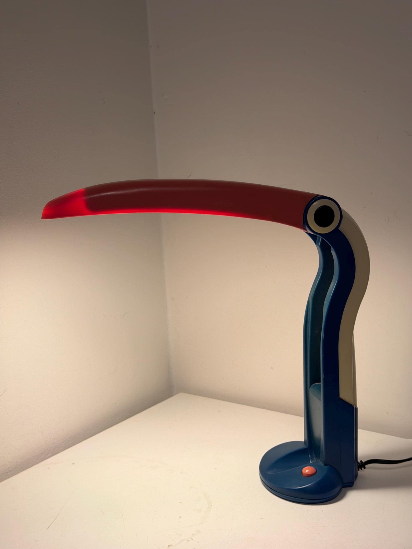 H.T. Huang Toucan Desk Lamp for Perenz, Italy, 1990s Memphis tablelamp designer bird desklamp tucan toekan tablelamp