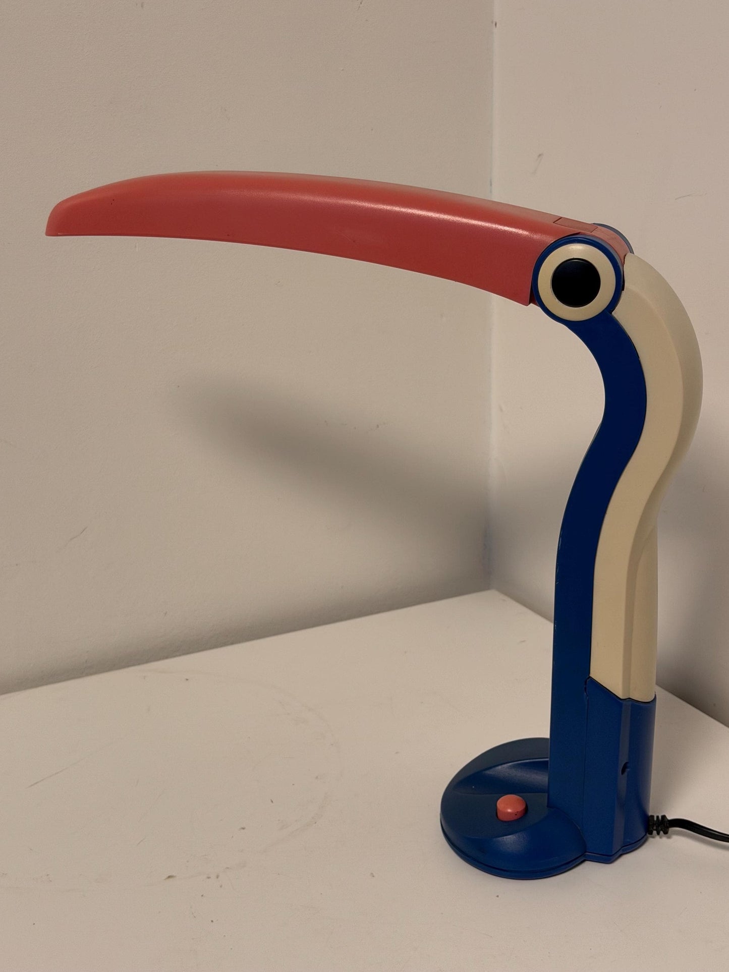 H.T. Huang Toucan Desk Lamp for Perenz, Italy, 1990s Memphis tablelamp designer bird desklamp tucan toekan tablelamp
