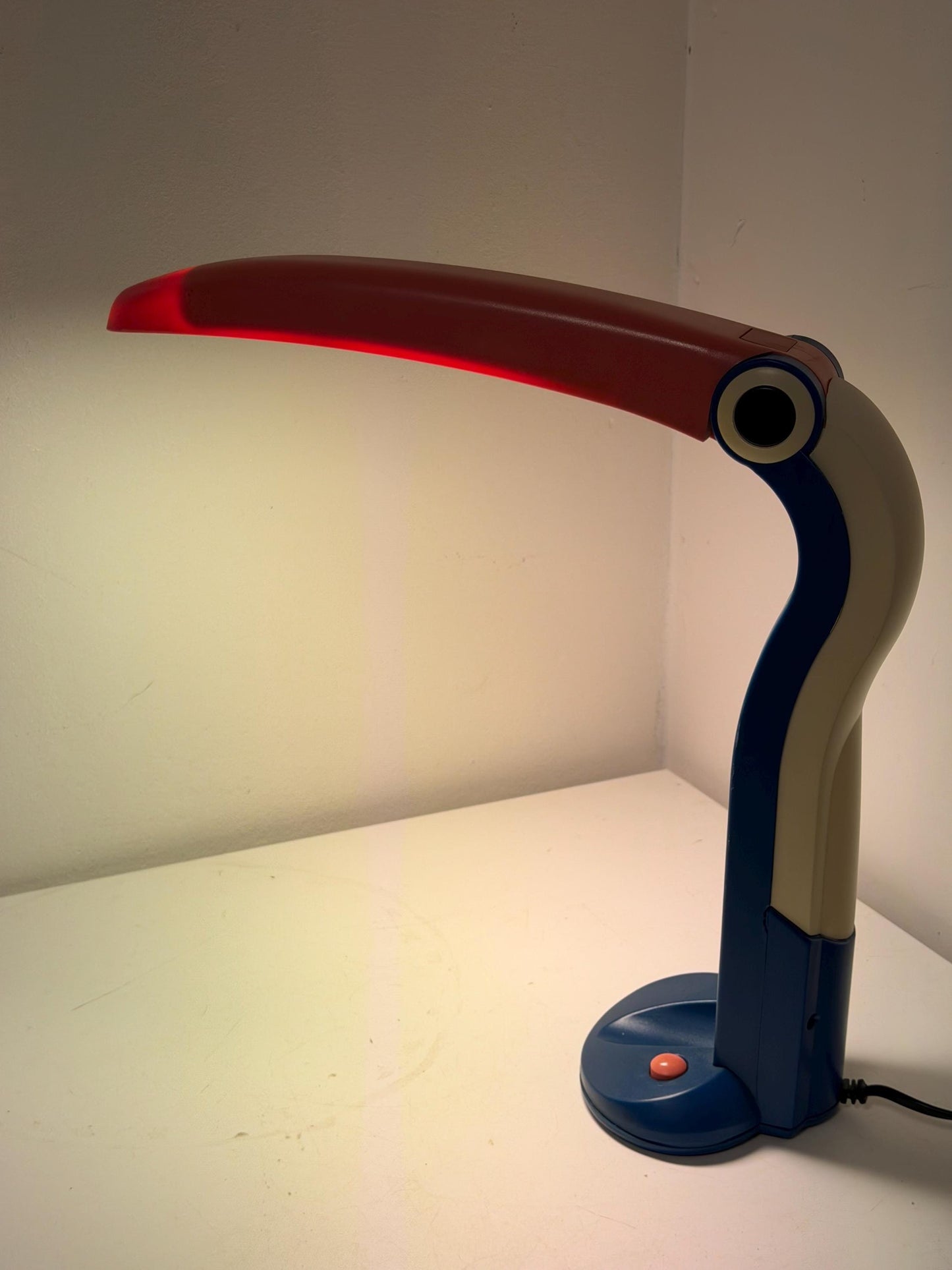 H.T. Huang Toucan Desk Lamp for Perenz, Italy, 1990s Memphis tablelamp designer bird desklamp tucan toekan tablelamp