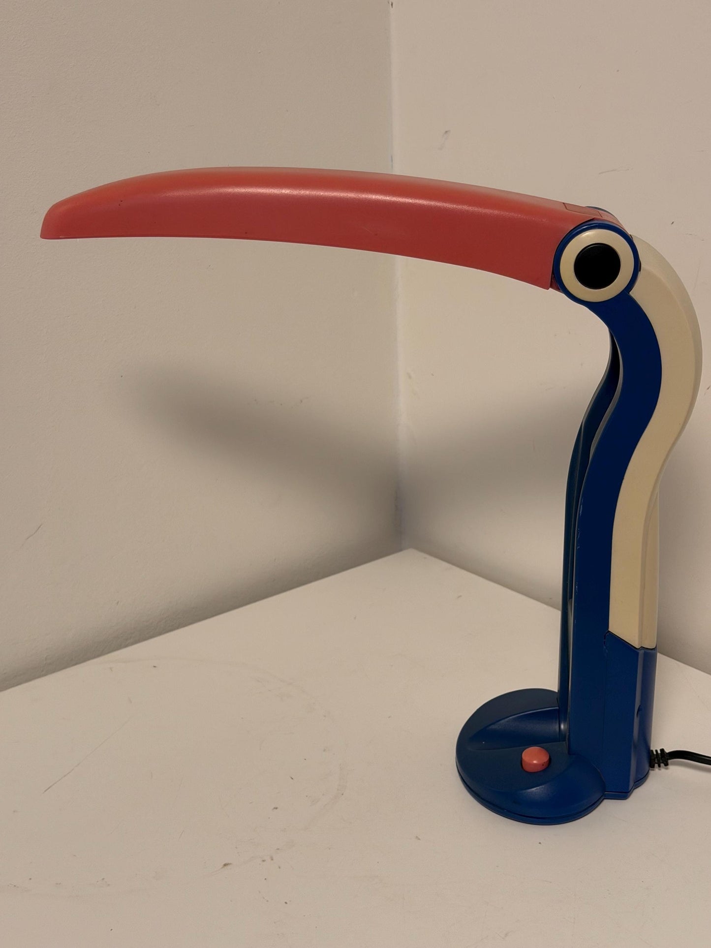 H.T. Huang Toucan Desk Lamp for Perenz, Italy, 1990s Memphis tablelamp designer bird desklamp tucan toekan tablelamp