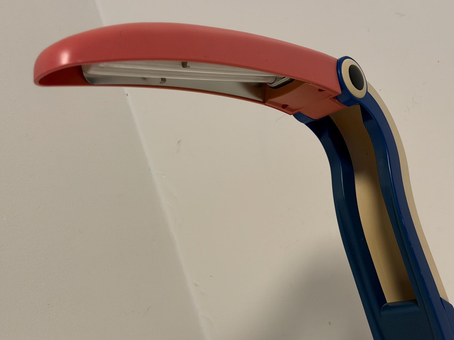 H.T. Huang Toucan Desk Lamp for Perenz, Italy, 1990s Memphis tablelamp designer bird desklamp tucan toekan tablelamp