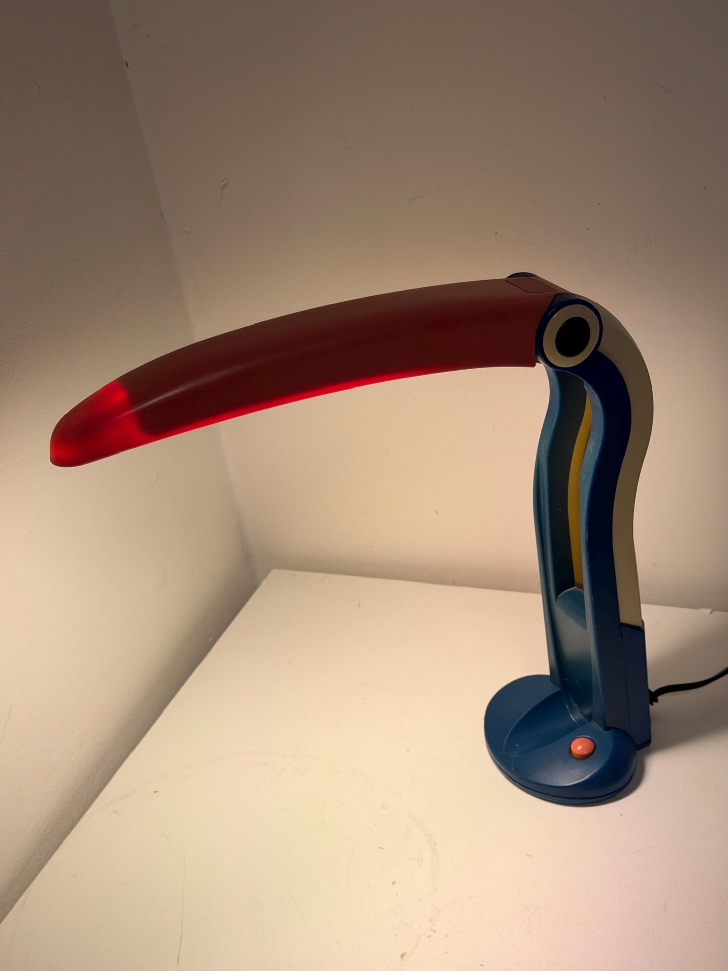 H.T. Huang Toucan Desk Lamp for Perenz, Italy, 1990s Memphis tablelamp designer bird desklamp tucan toekan tablelamp