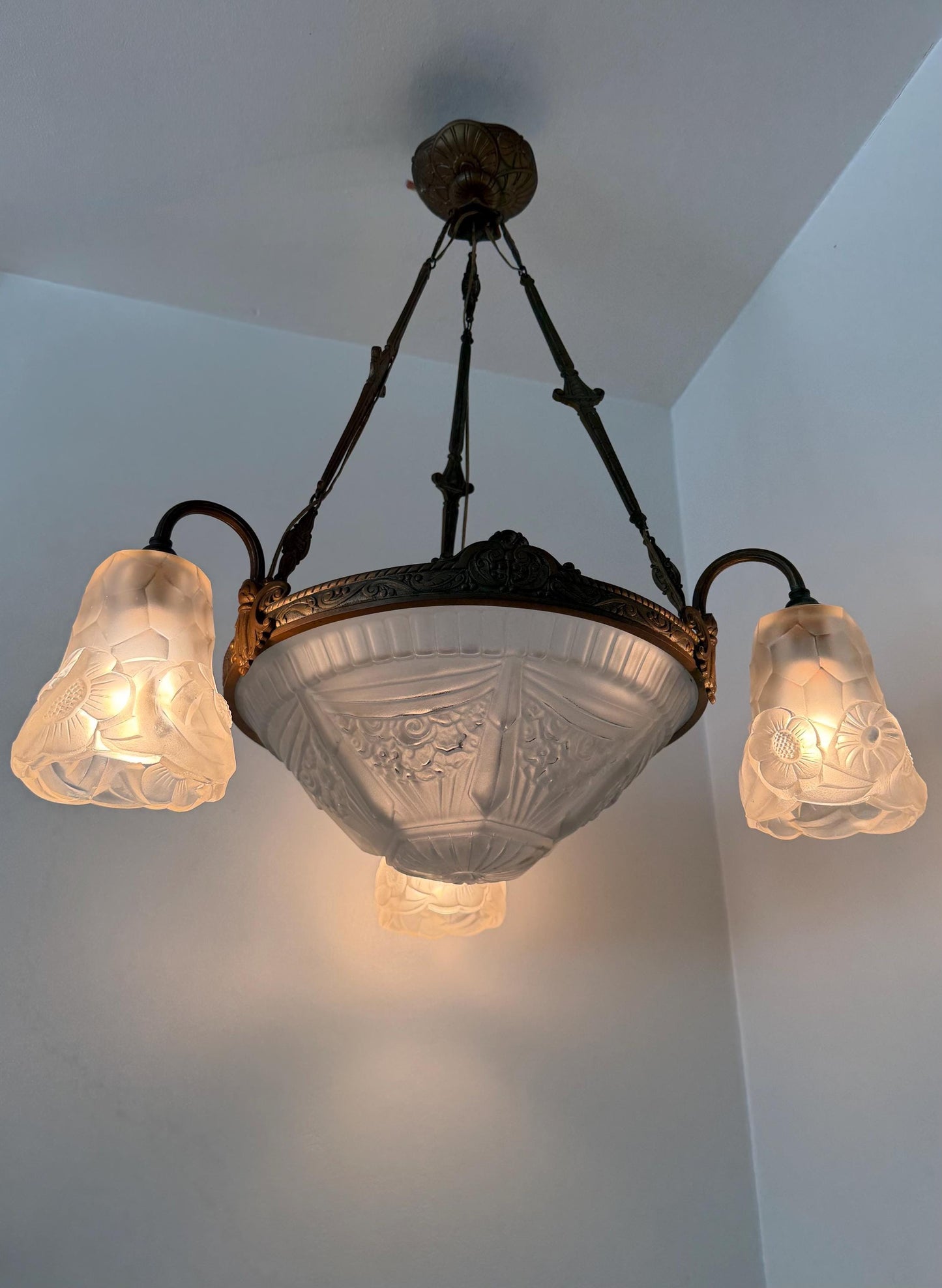 French Transition Art Nouveau–Art Deco Chandelier by Degué (David Guéron), France, circa 1925–1930, signed, rare brass lustre