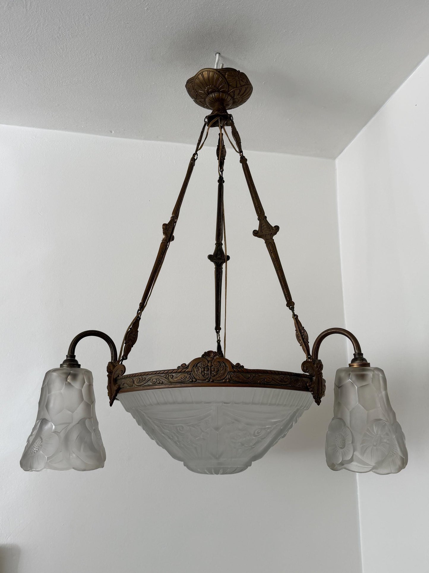 French Transition Art Nouveau–Art Deco Chandelier by Degué (David Guéron), France, circa 1925–1930, signed, rare brass lustre