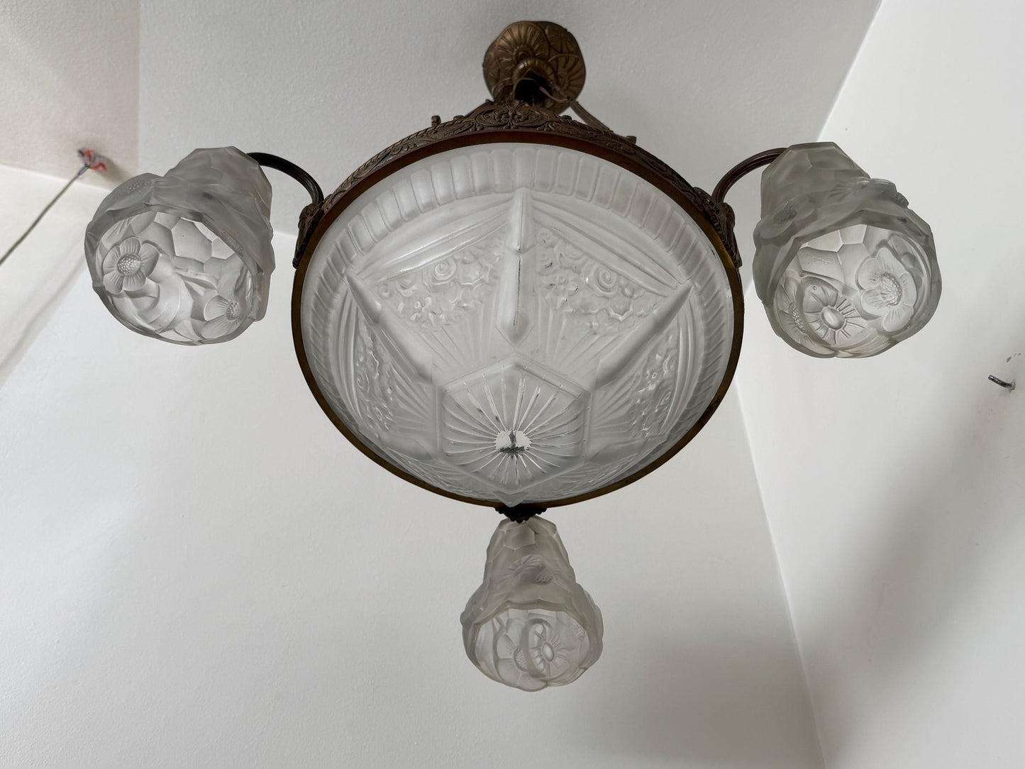 French Transition Art Nouveau–Art Deco Chandelier by Degué (David Guéron), France, circa 1925–1930, signed, rare brass lustre