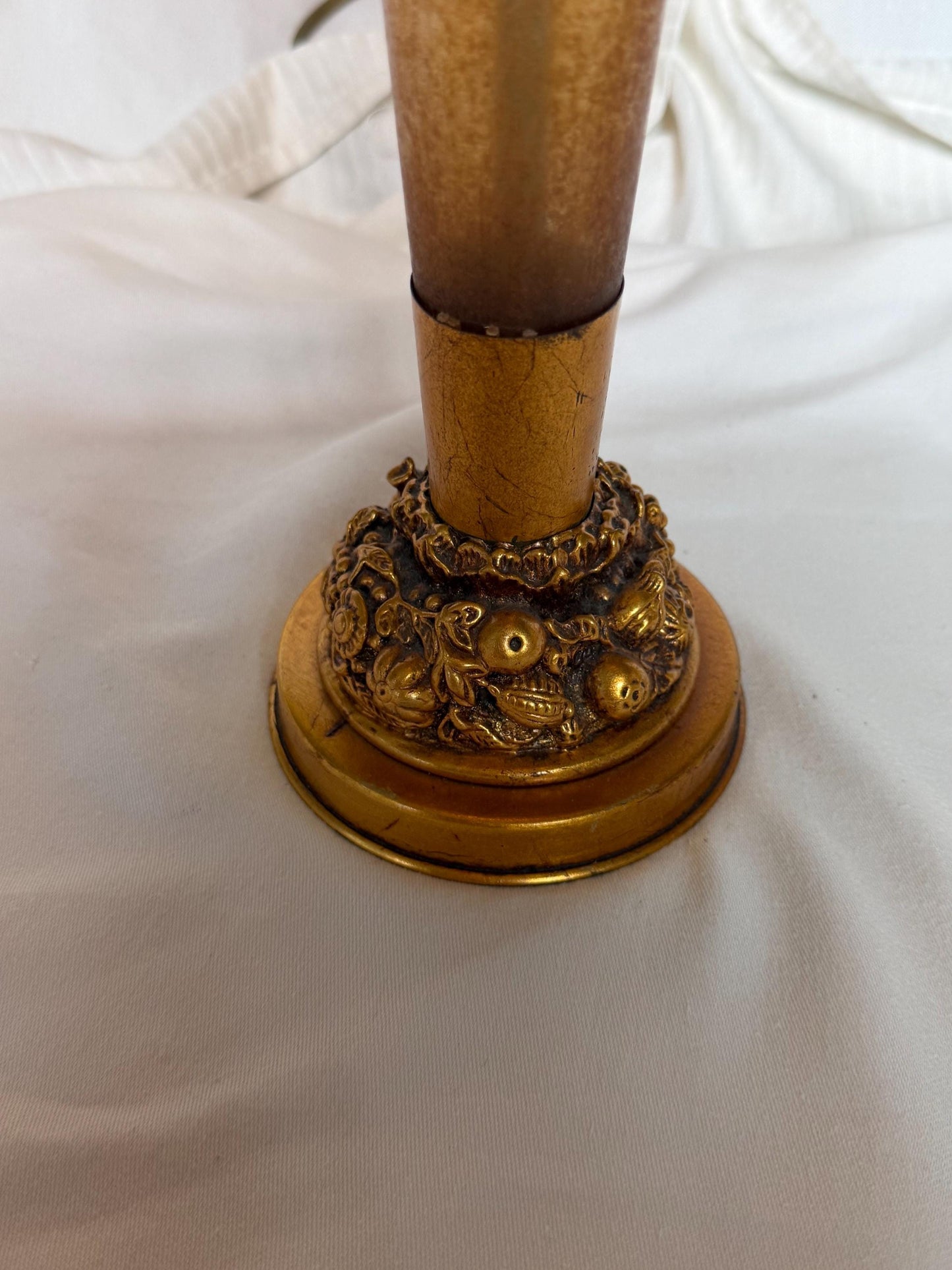 An elegant tall Vintage Italian Hollywood Regency Table Lamp Frosted Glass Gilt Fruit Base Mid Century  tablelamp goldausema lights