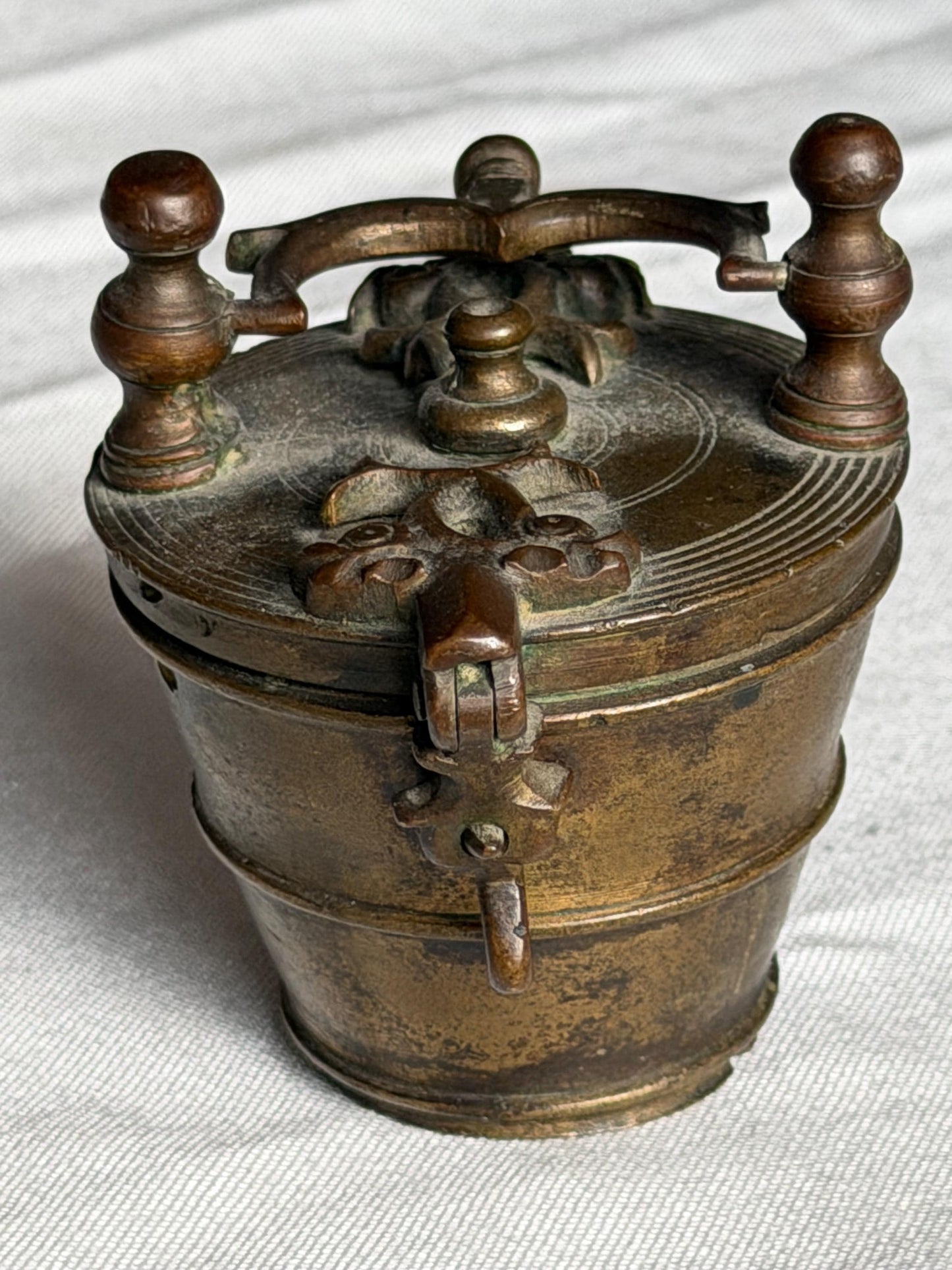 Antique ‘ Nuremberg bronze nesting cup weight set ‘ , sluitgewicht, 18th / 19th.