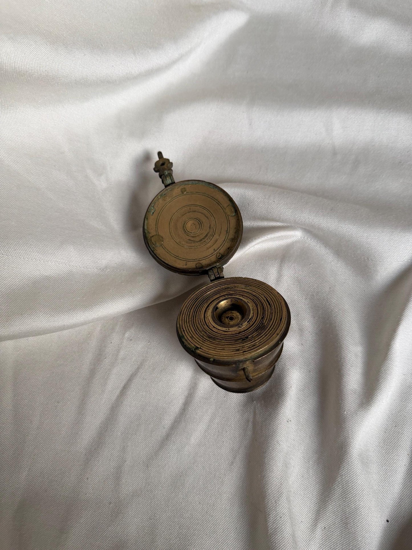 Antique ‘ Nuremberg bronze nesting cup weight set ‘ , sluitgewicht, 18th / 19th.