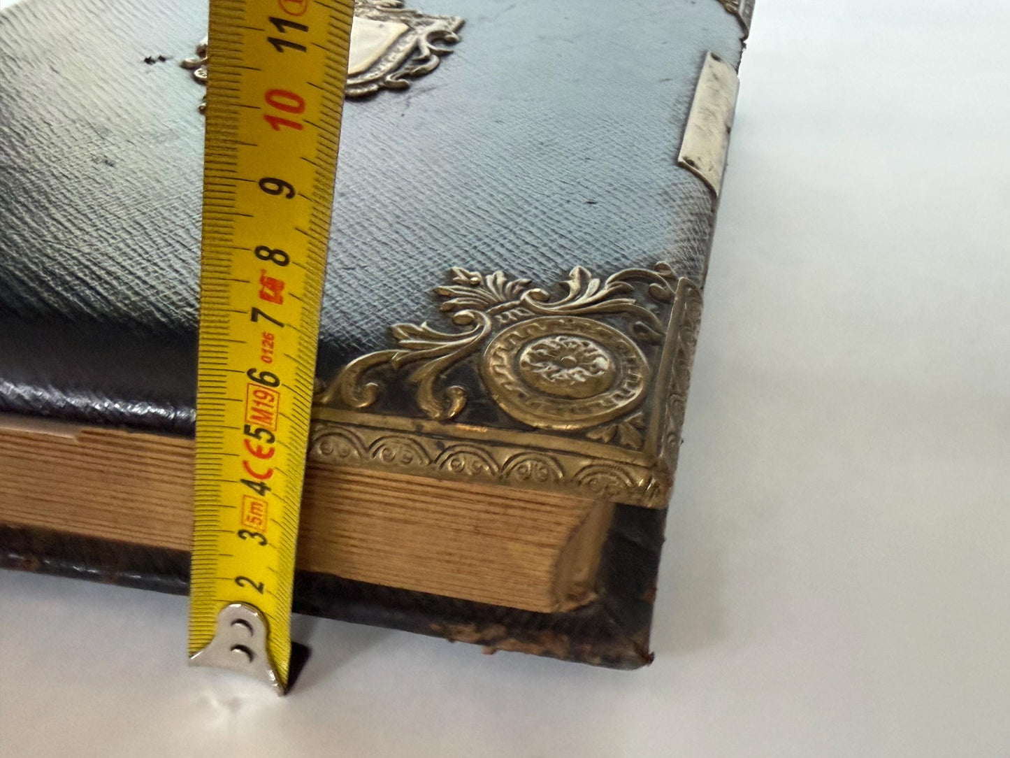 Victorian xl Photo Album, Ornate gold metal Mounts, 19th century. 28 cm.