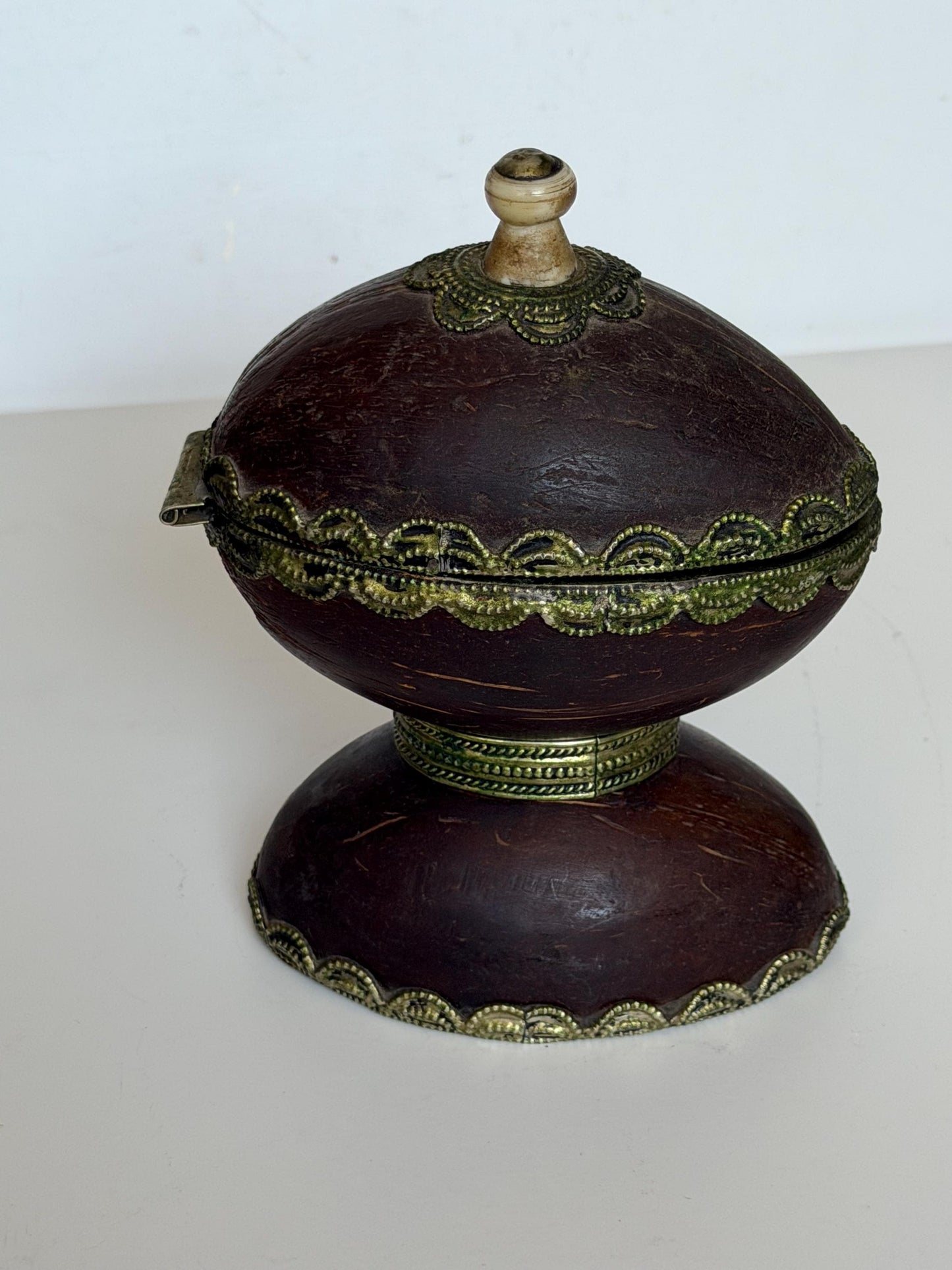 Kokosnootbeker, 19th Century Colonial Coconut Shell Casket with Brass Mounts | c. 1850–1885