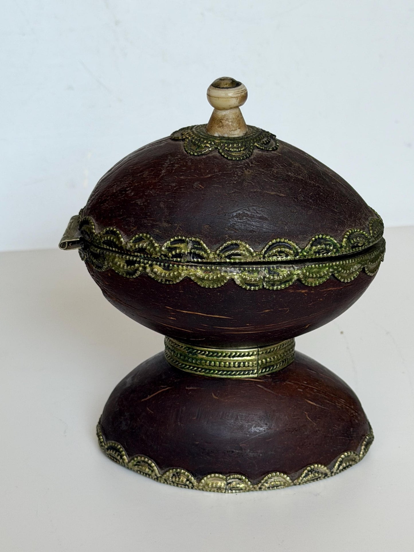 Kokosnootbeker, 19th Century Colonial Coconut Shell Casket with Brass Mounts | c. 1850–1885