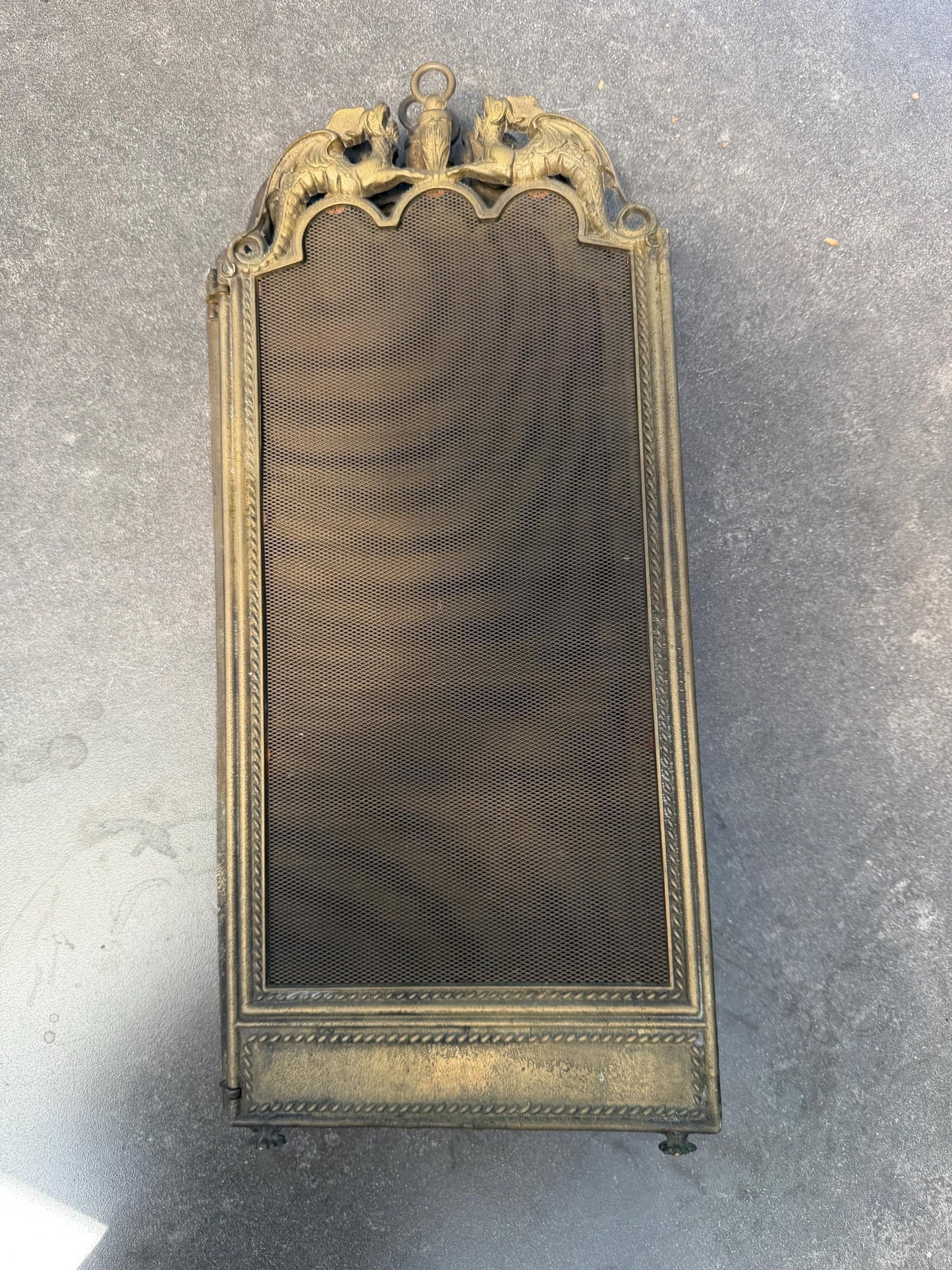 Firescreen, antique brass with dragons on lion feet, chique fireplace screen