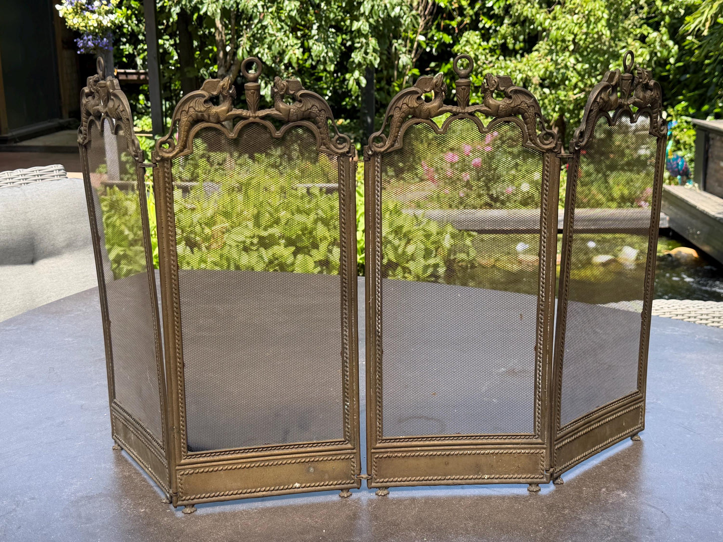 Firescreen, antique brass with dragons on lion feet, chique fireplace screen