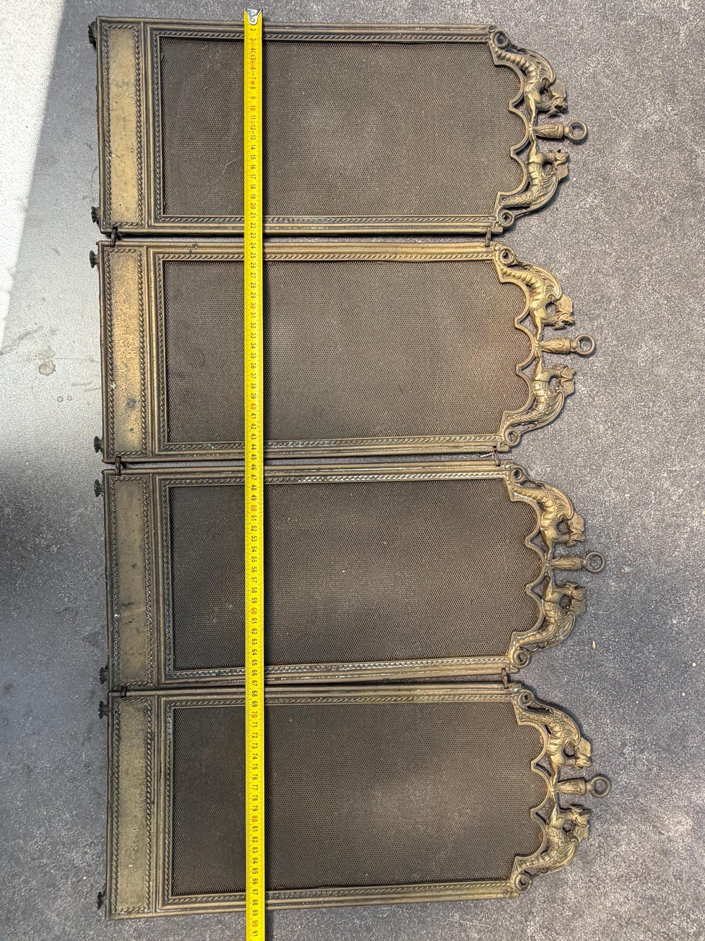 Firescreen, antique brass with dragons on lion feet, chique fireplace screen