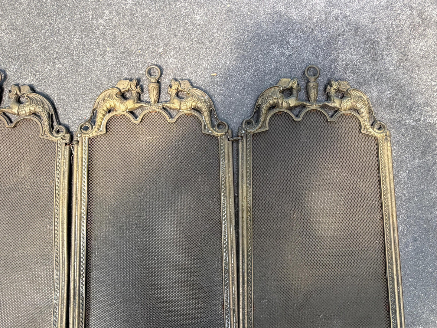 Firescreen, antique brass with dragons on lion feet, chique fireplace screen