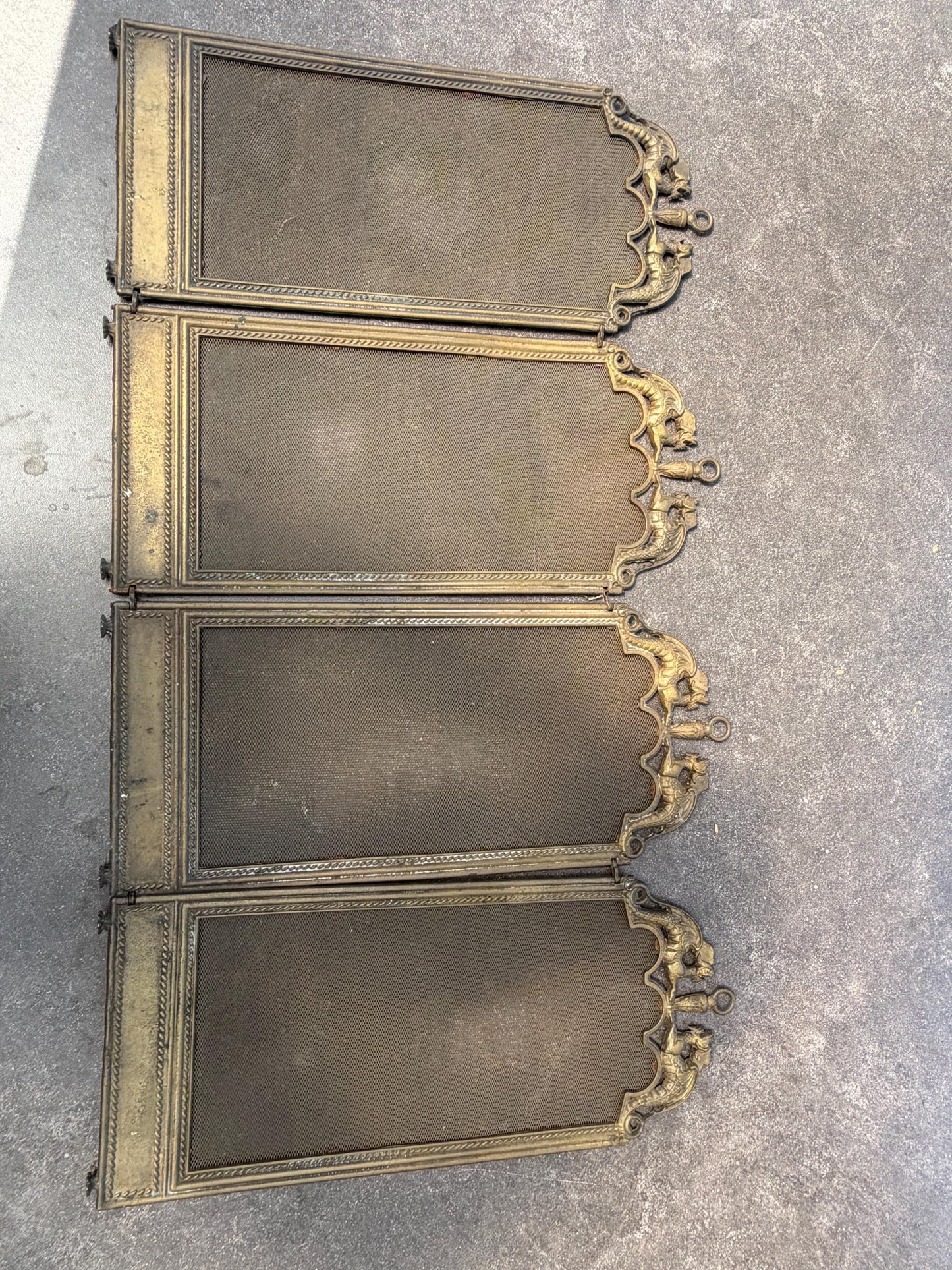 Firescreen, antique brass with dragons on lion feet, chique fireplace screen