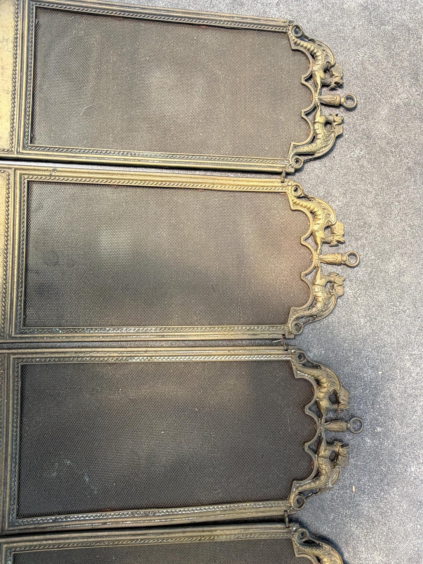 Firescreen, antique brass with dragons on lion feet, chique fireplace screen