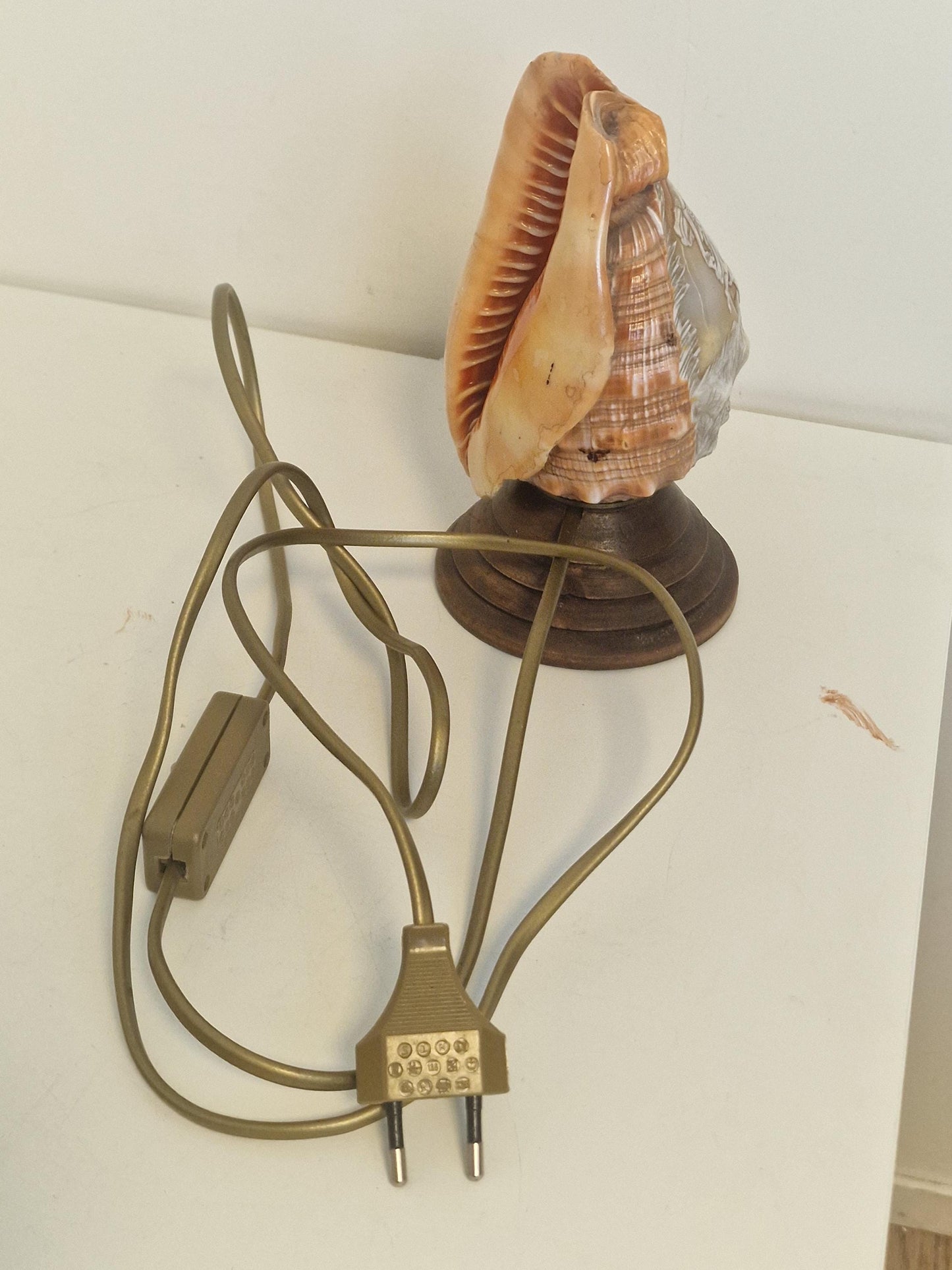 Schelplamp vintage camee lamp gestoken shell lamp de 3 gratien graces