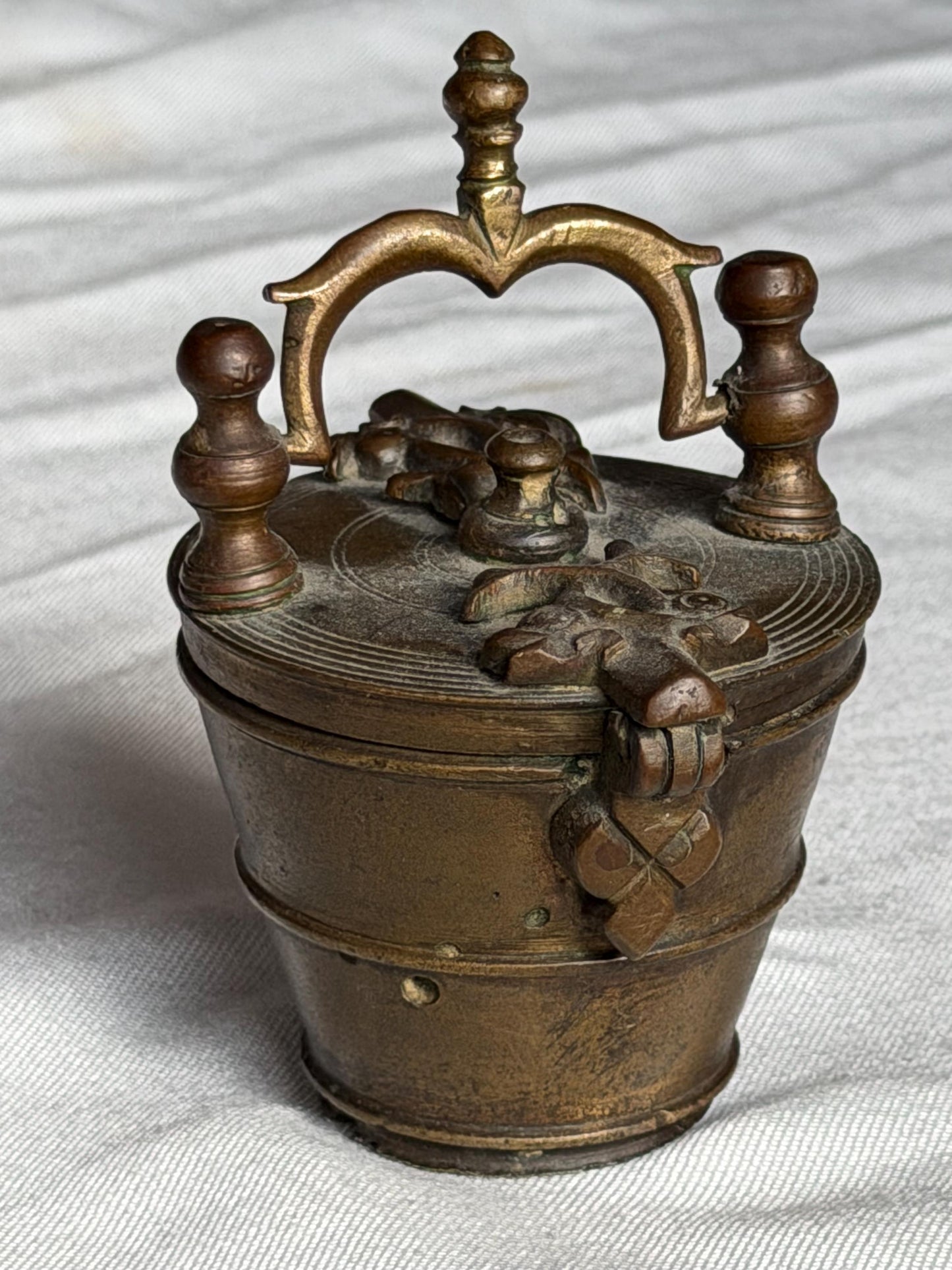 Antique ‘ Nuremberg bronze nesting cup weight set ‘ , sluitgewicht, 18th / 19th.