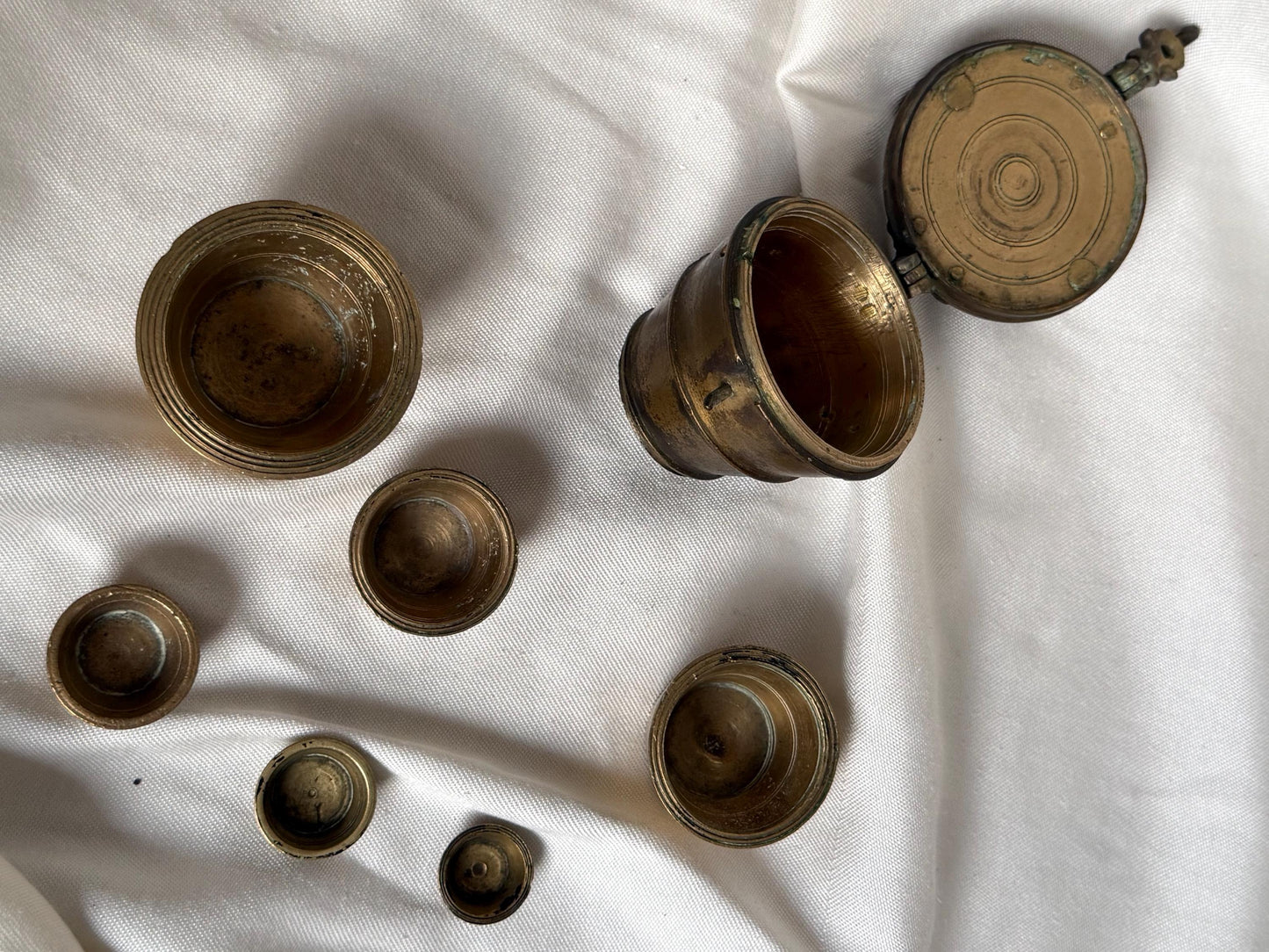 Antique ‘ Nuremberg bronze nesting cup weight set ‘ , sluitgewicht, 18th / 19th.
