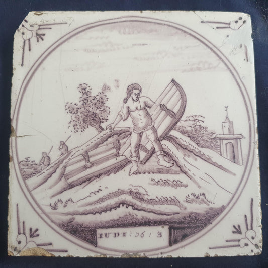Delft tile, Dutch manganese biblical scene bible tile, 18th century,   Judit 16:3                       Delft tile bibel.