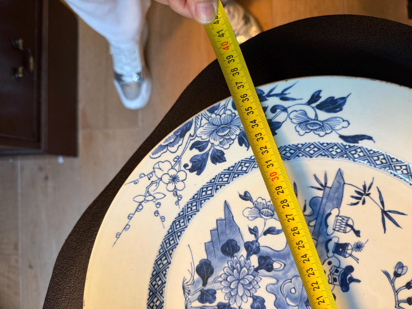 XL chinese Export Blue and White Porcelain Charger Qianlong Scholar’s Garden 35,5 cm
