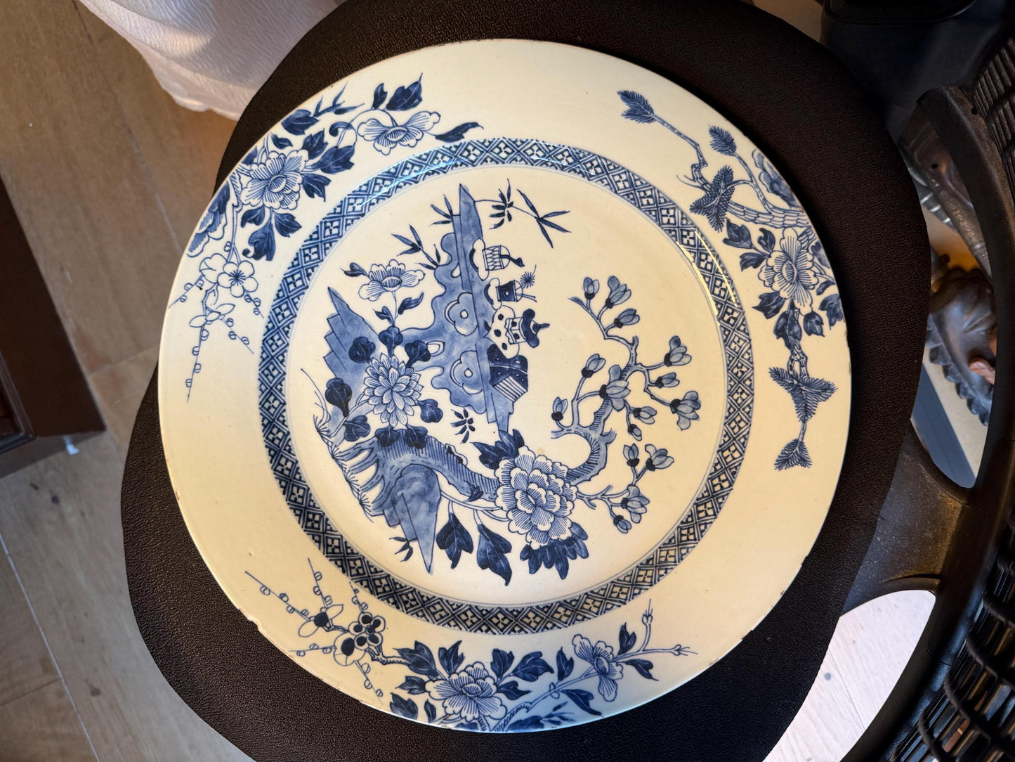XL chinese Export Blue and White Porcelain Charger Qianlong Scholar’s Garden 35,5 cm